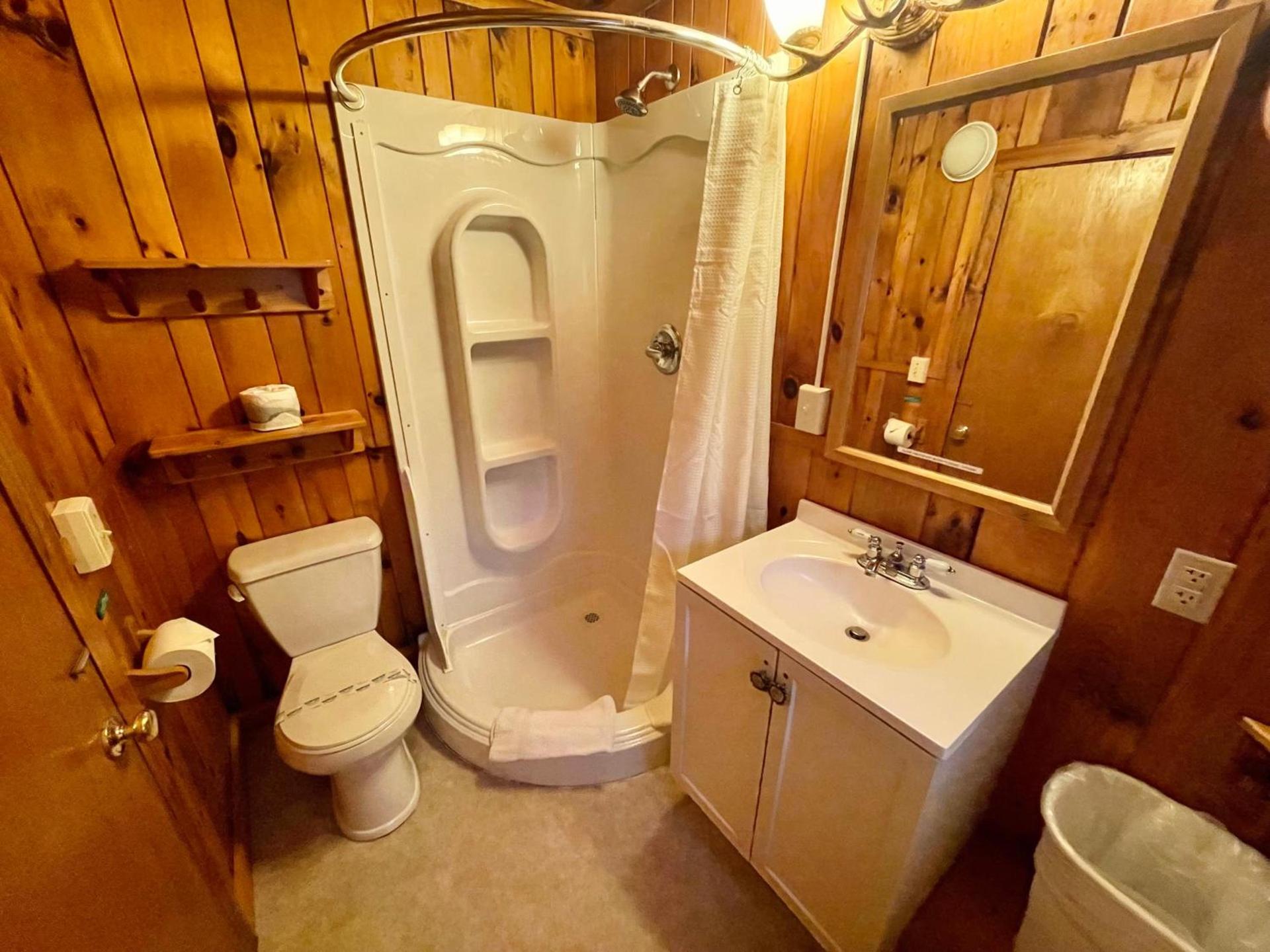 Waters Edge Lodge photo 43
