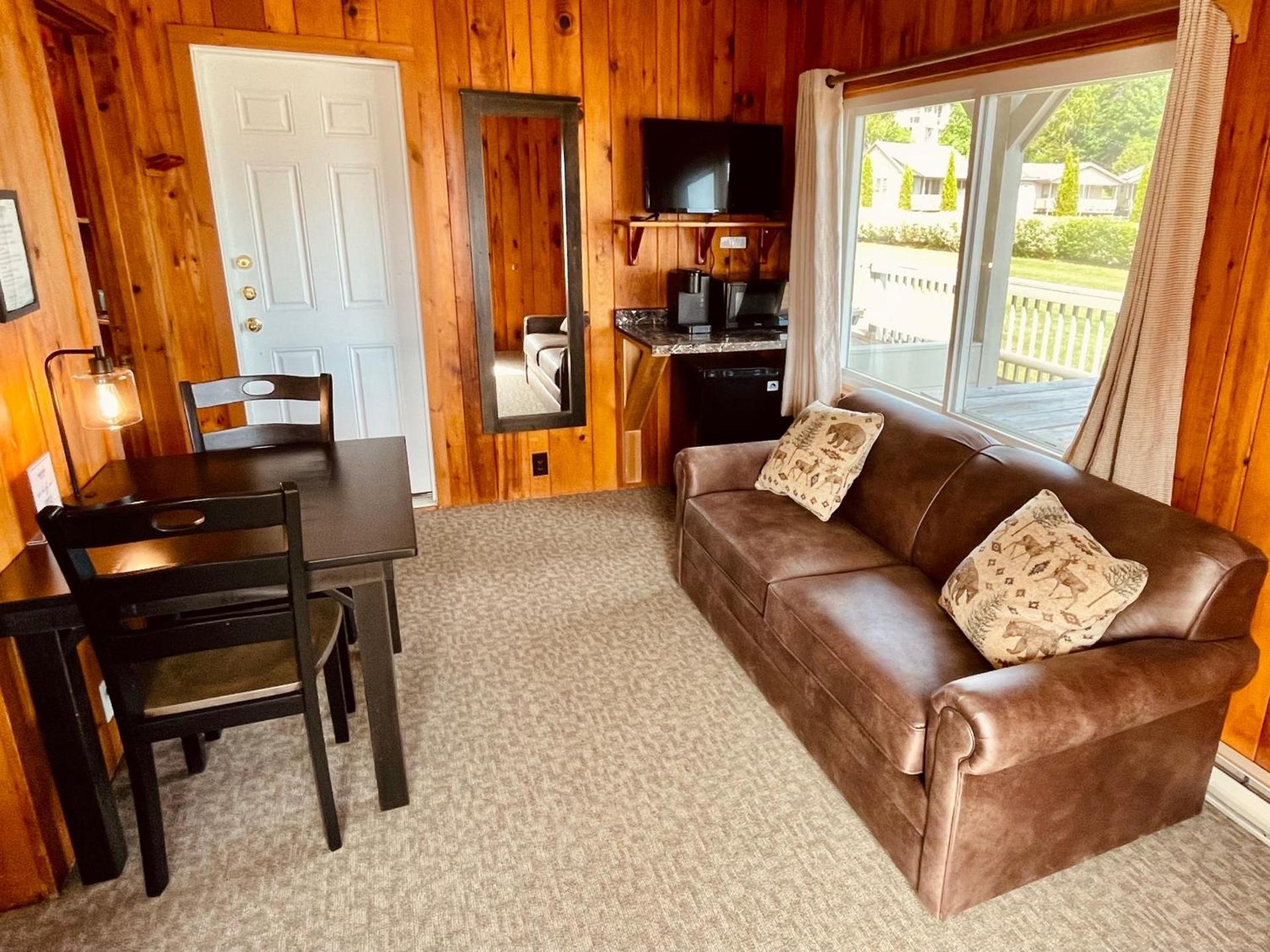 Waters Edge Lodge photo 52