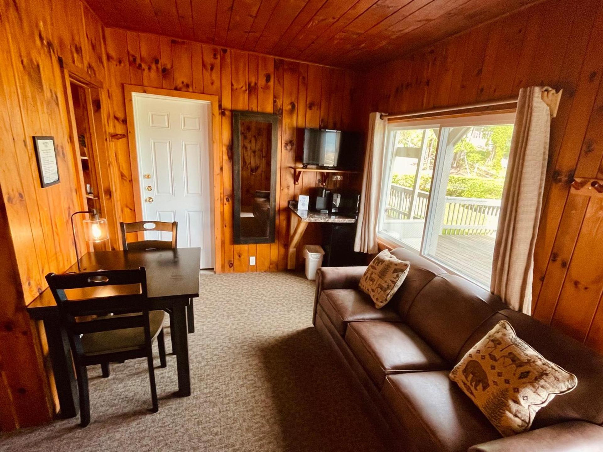 Waters Edge Lodge photo 54
