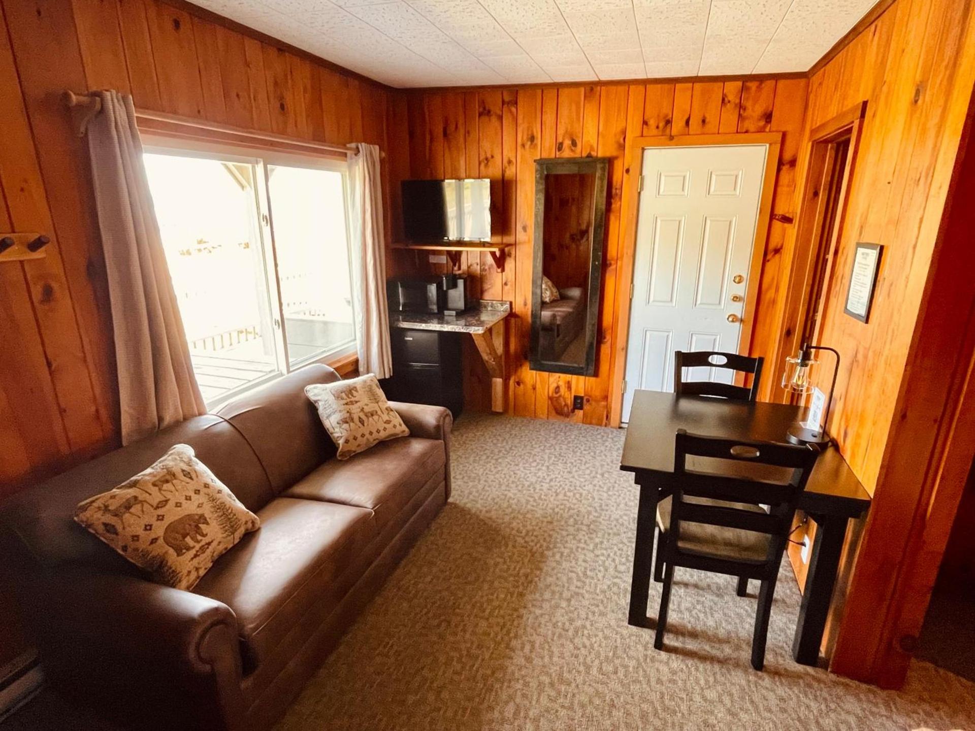 Waters Edge Lodge photo 51