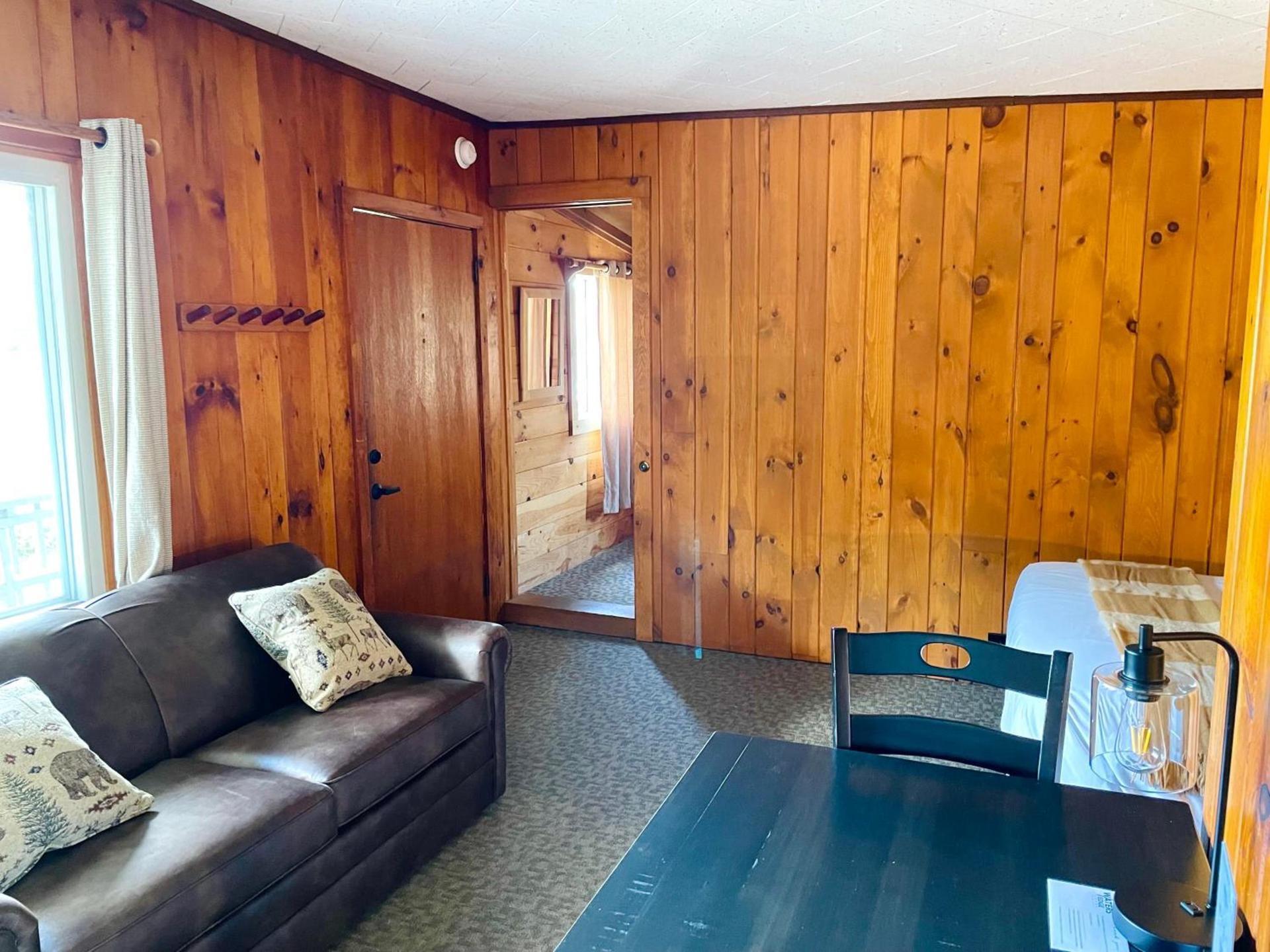 Waters Edge Lodge photo 55