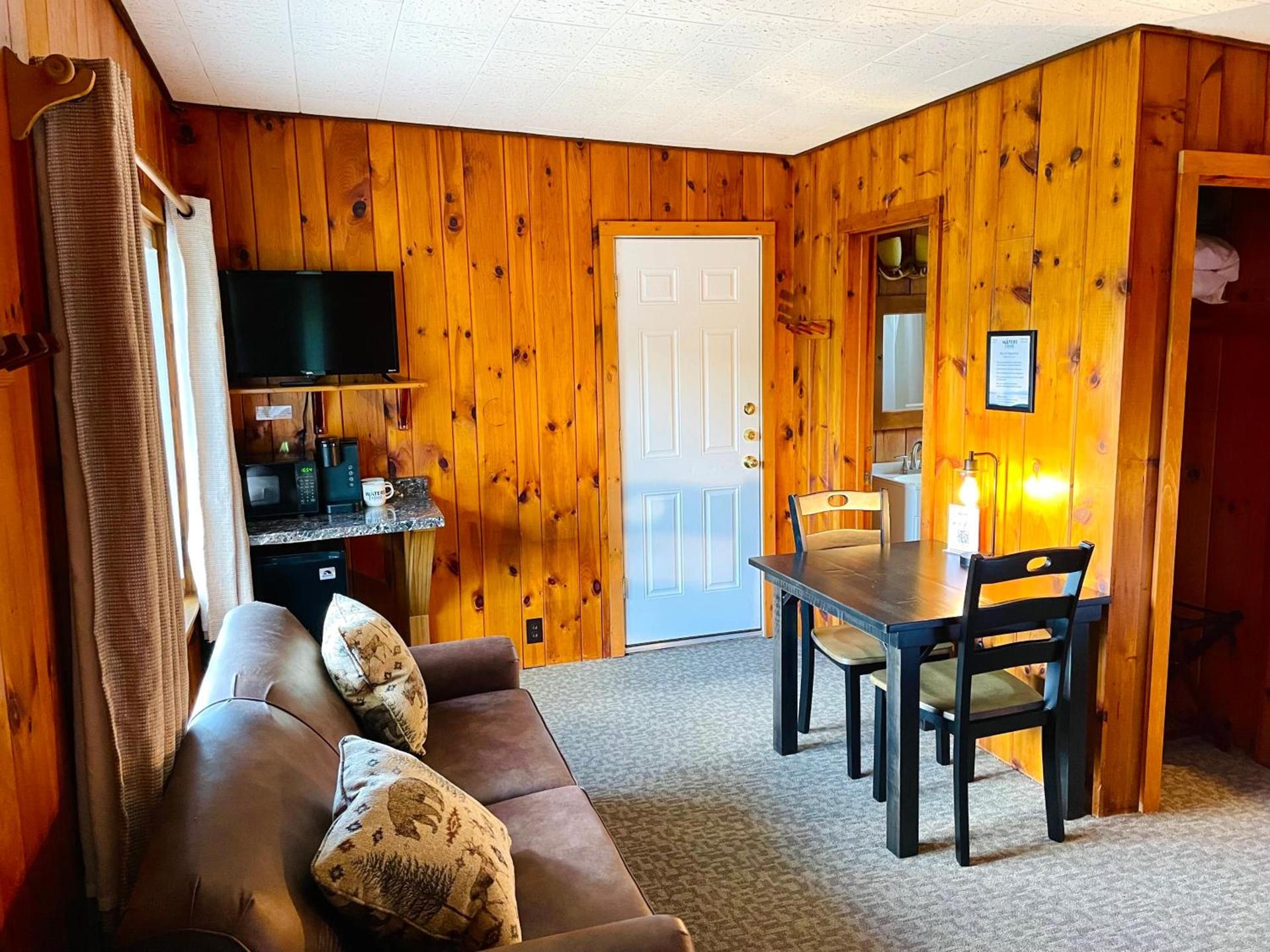 Waters Edge Lodge photo 57
