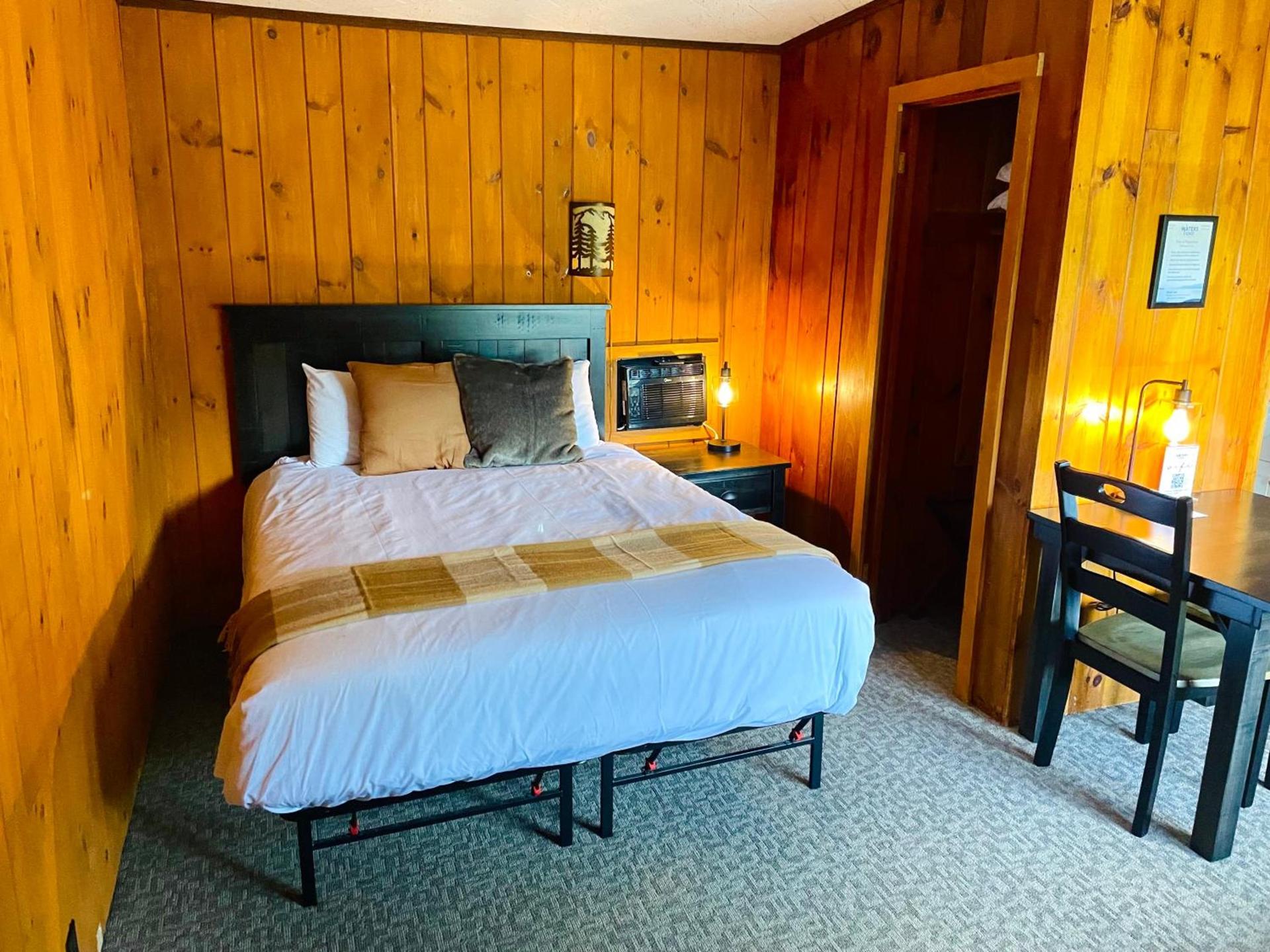 Waters Edge Lodge photo 59