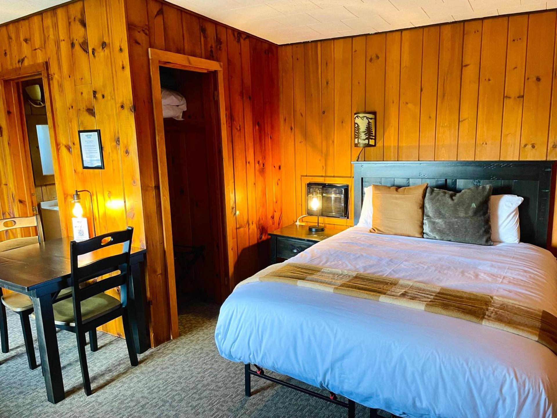 Waters Edge Lodge photo 63