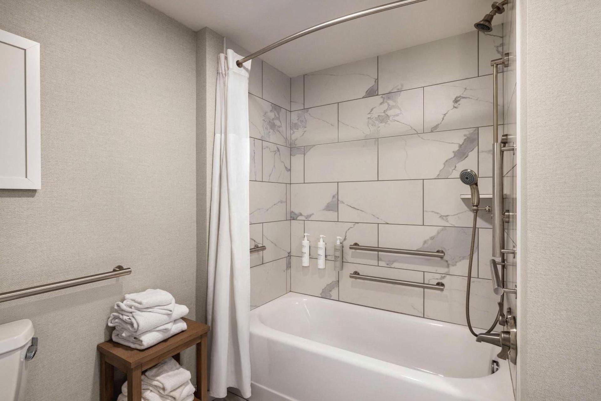Hampton Inn Virginia Beach-Oceanfront South photo 40