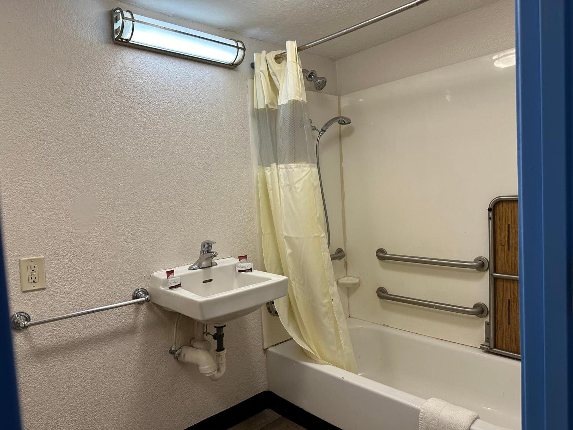 American Inn & Suites Bishop Airport Flint photo 19