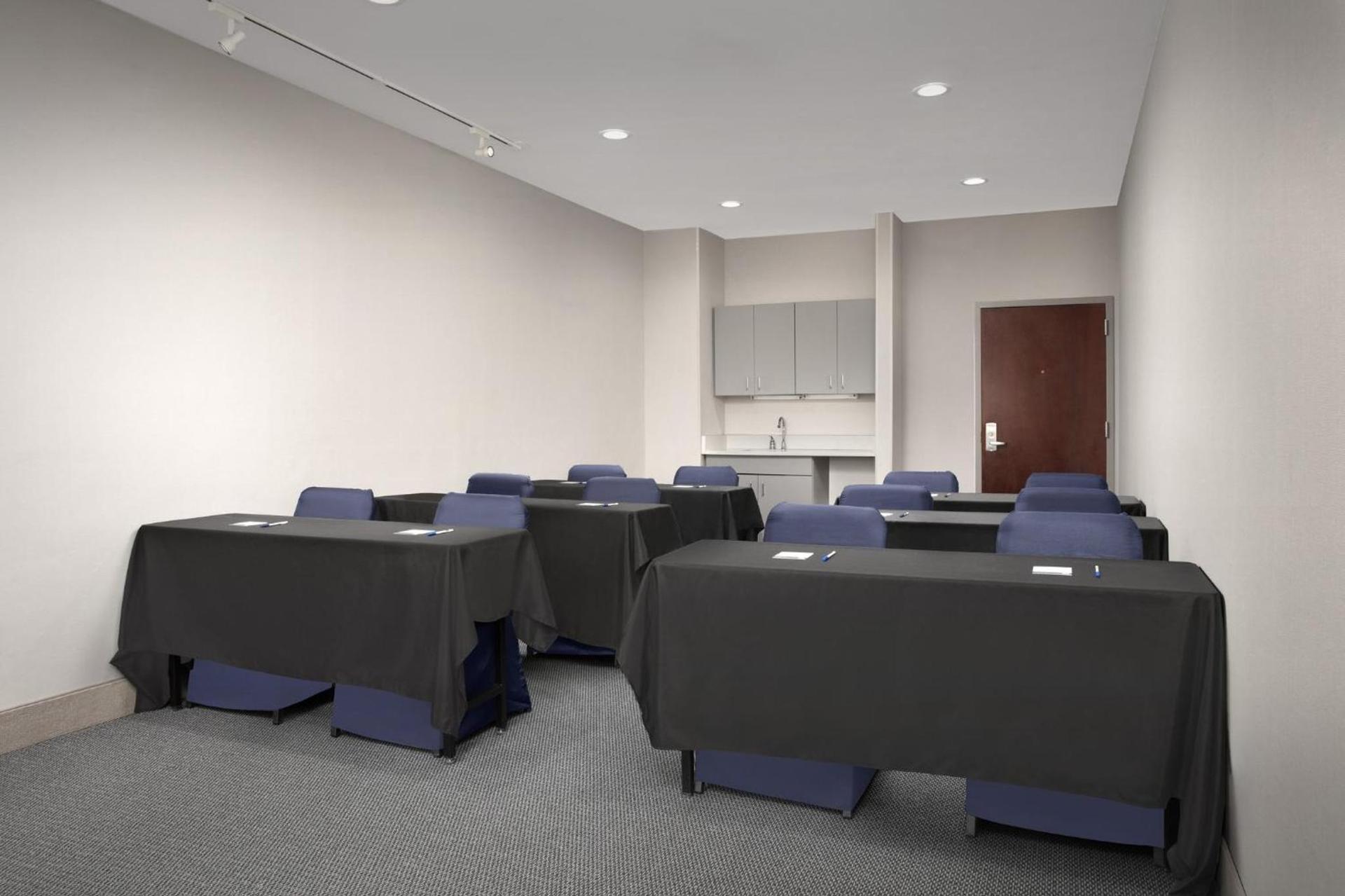 Holiday Inn Express & Suites by IHG Chambersburg by IHG photo 37