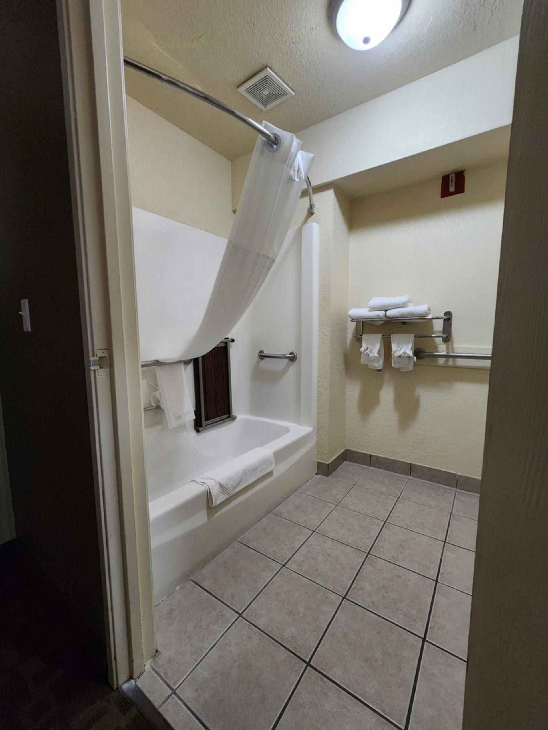 Quality Inn I-70 at Wanamaker photo 28