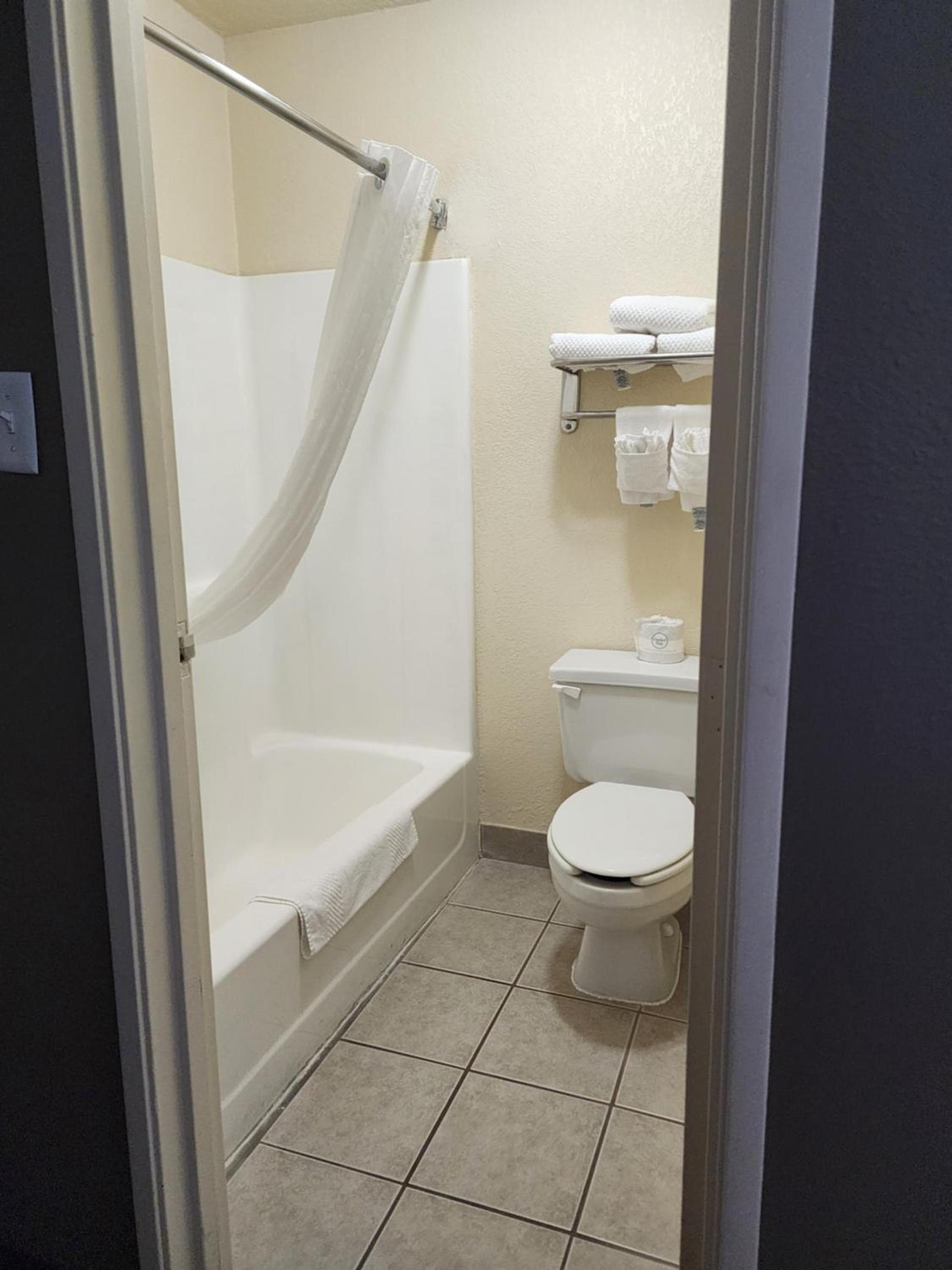 Quality Inn I-70 at Wanamaker photo 38