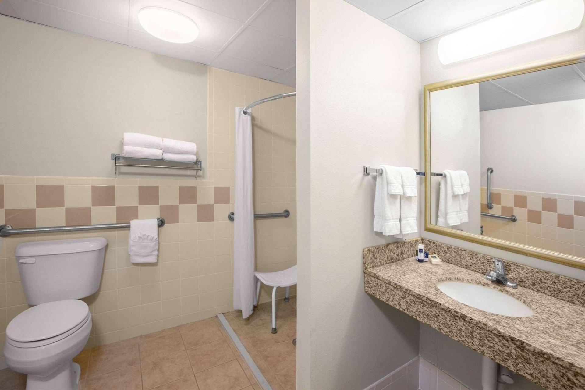 AmericInn by Wyndham Lincoln South photo 70