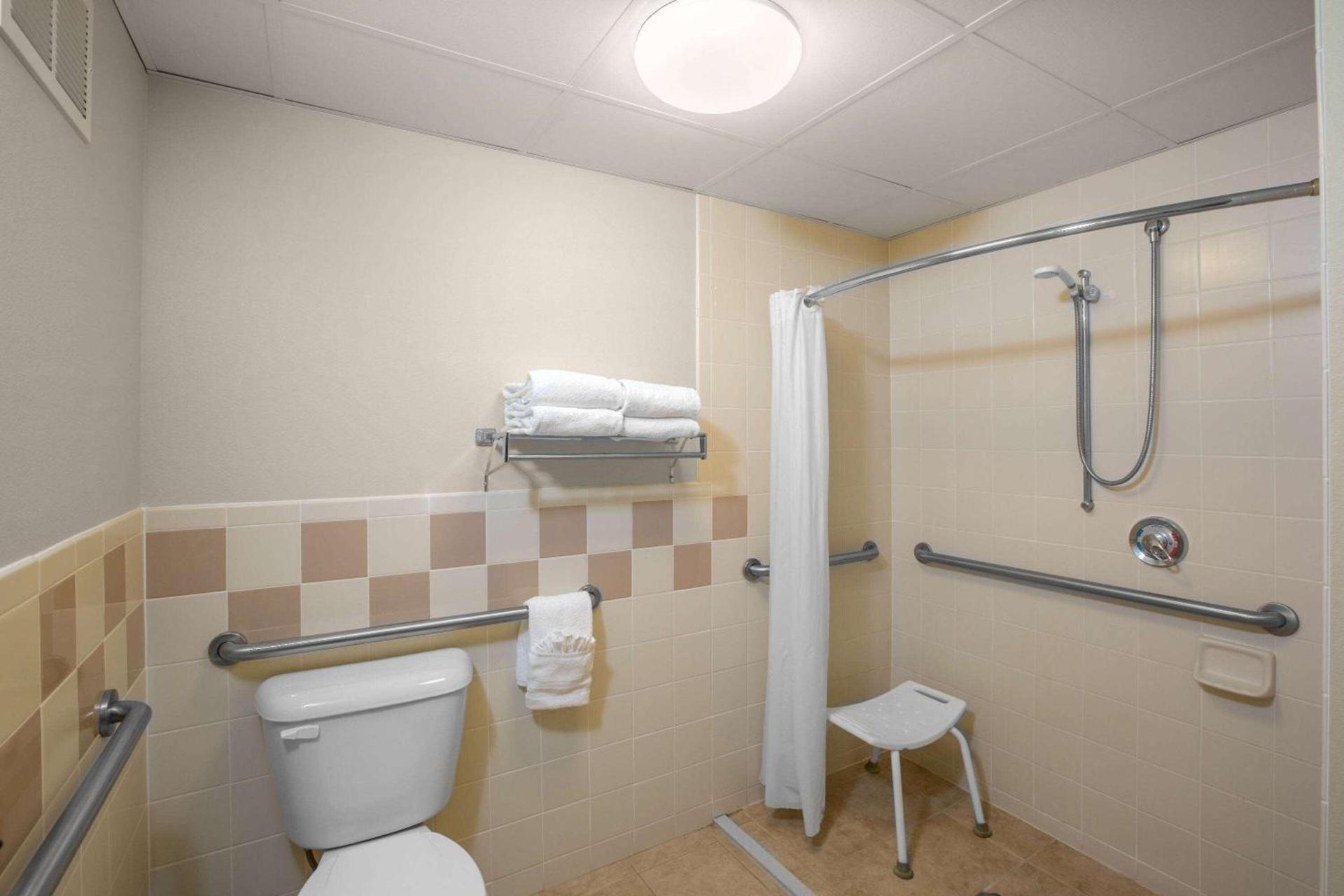 AmericInn by Wyndham Lincoln South photo 65
