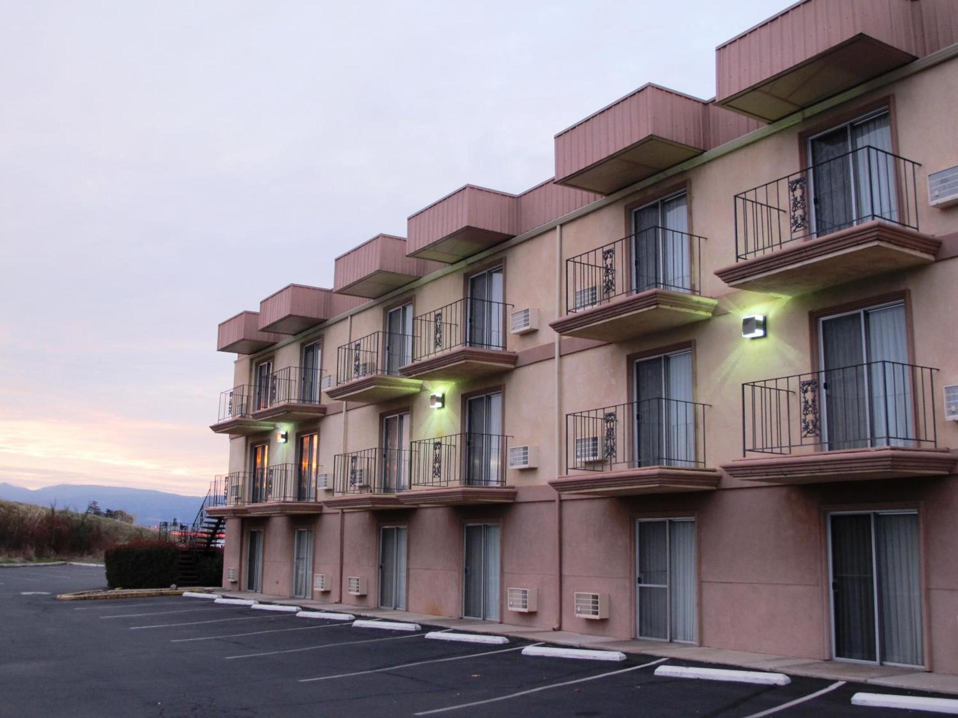 Days Inn by Wyndham Medford photo 2