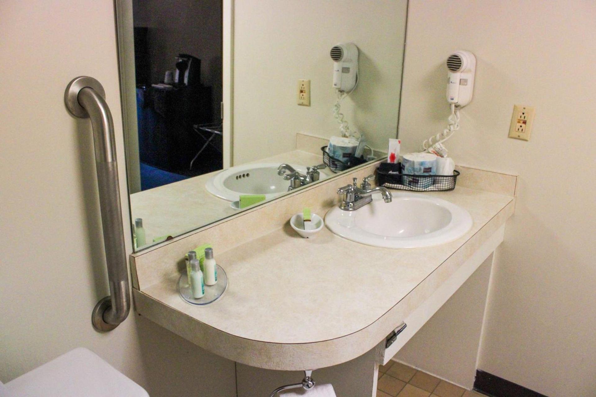 Fireside Inn & Suites Gilford photo 26