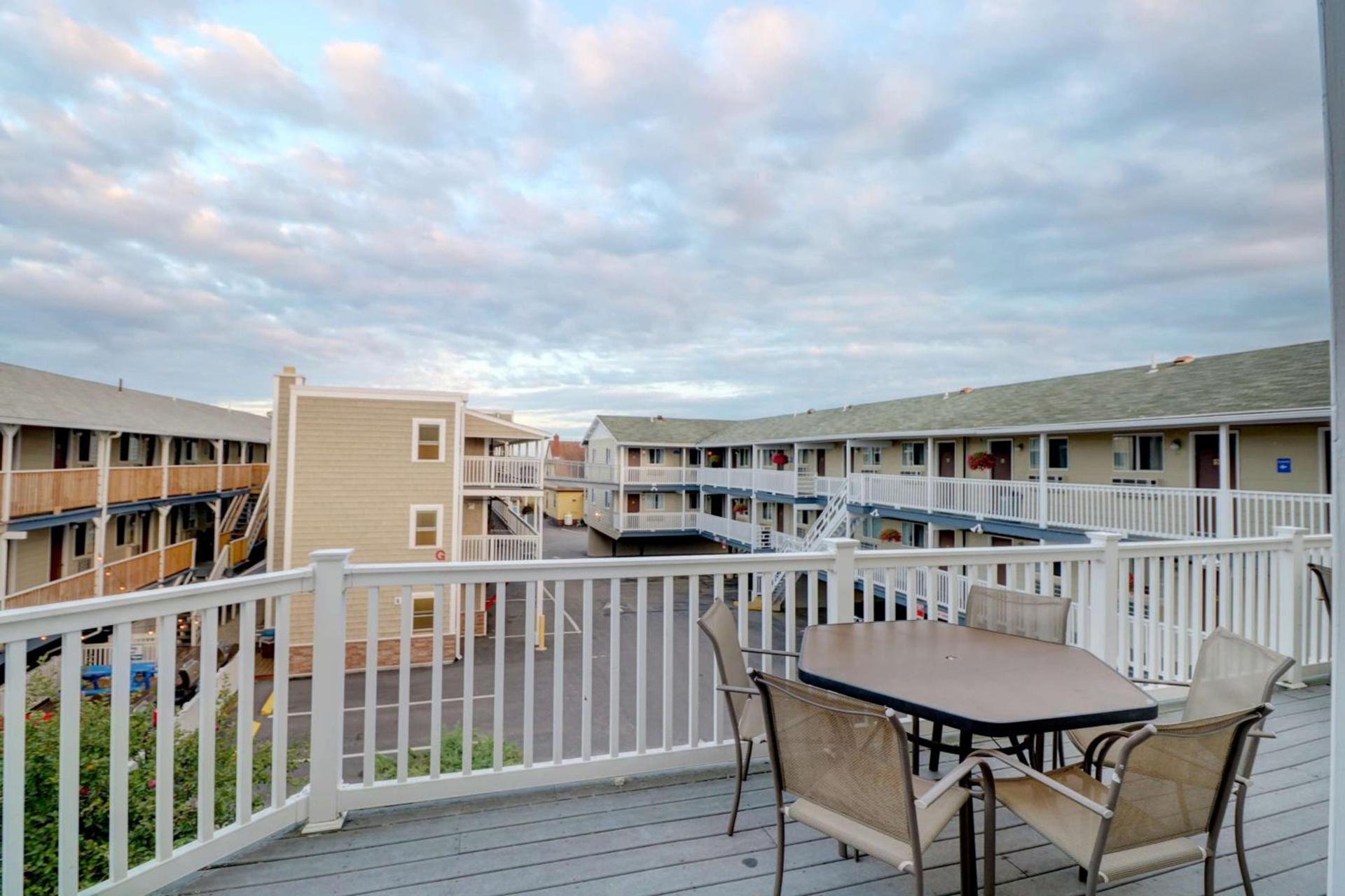 Waves Oceanfront Resort photo 6