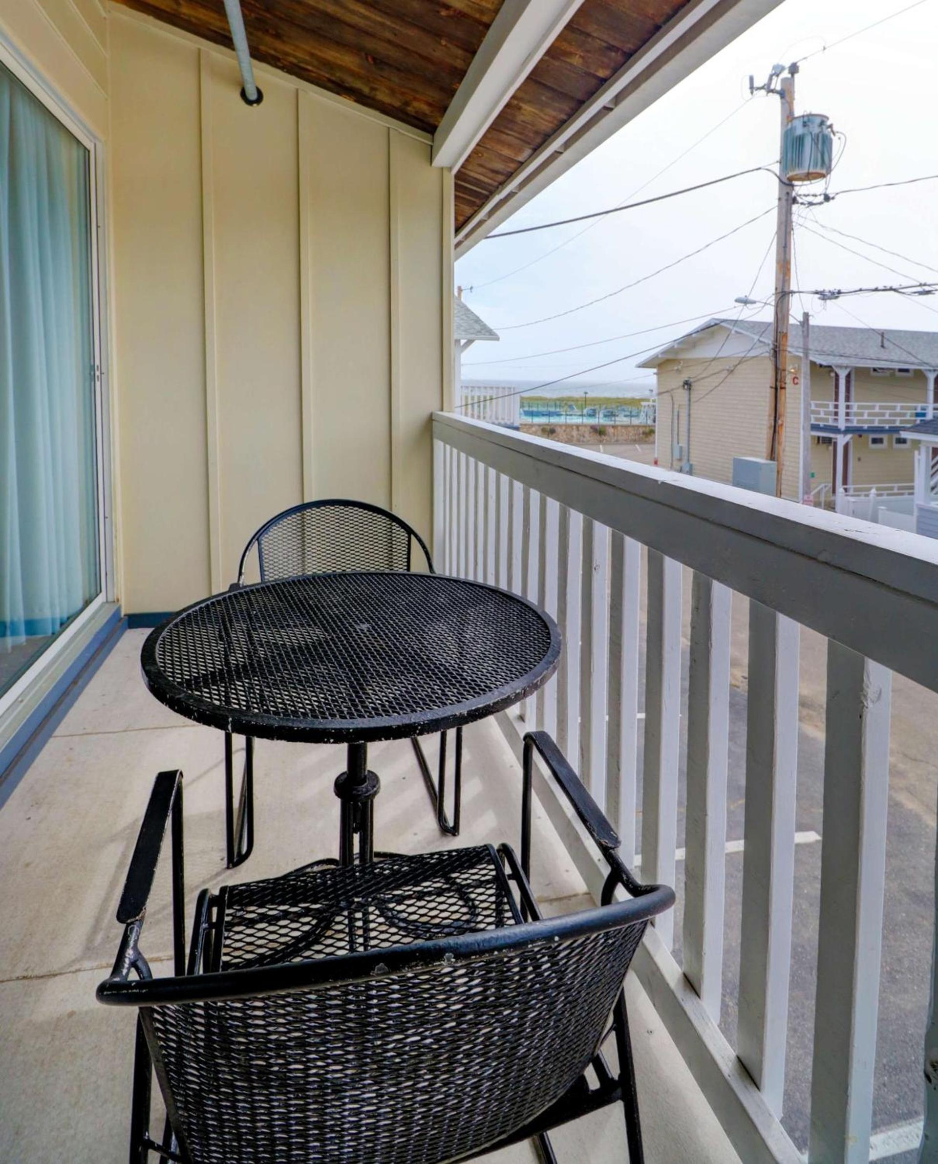 Waves Oceanfront Resort photo 49