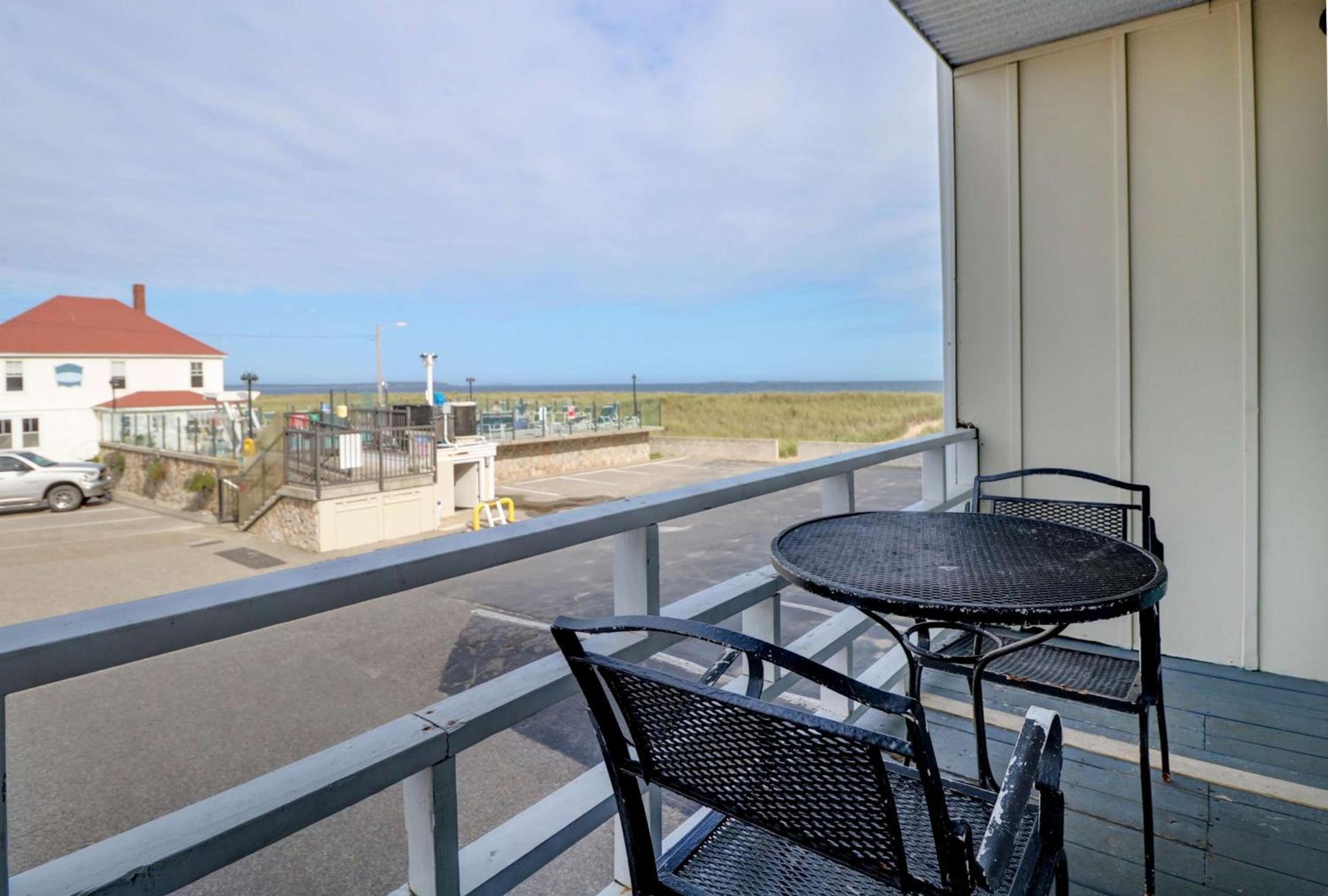 Waves Oceanfront Resort photo 10