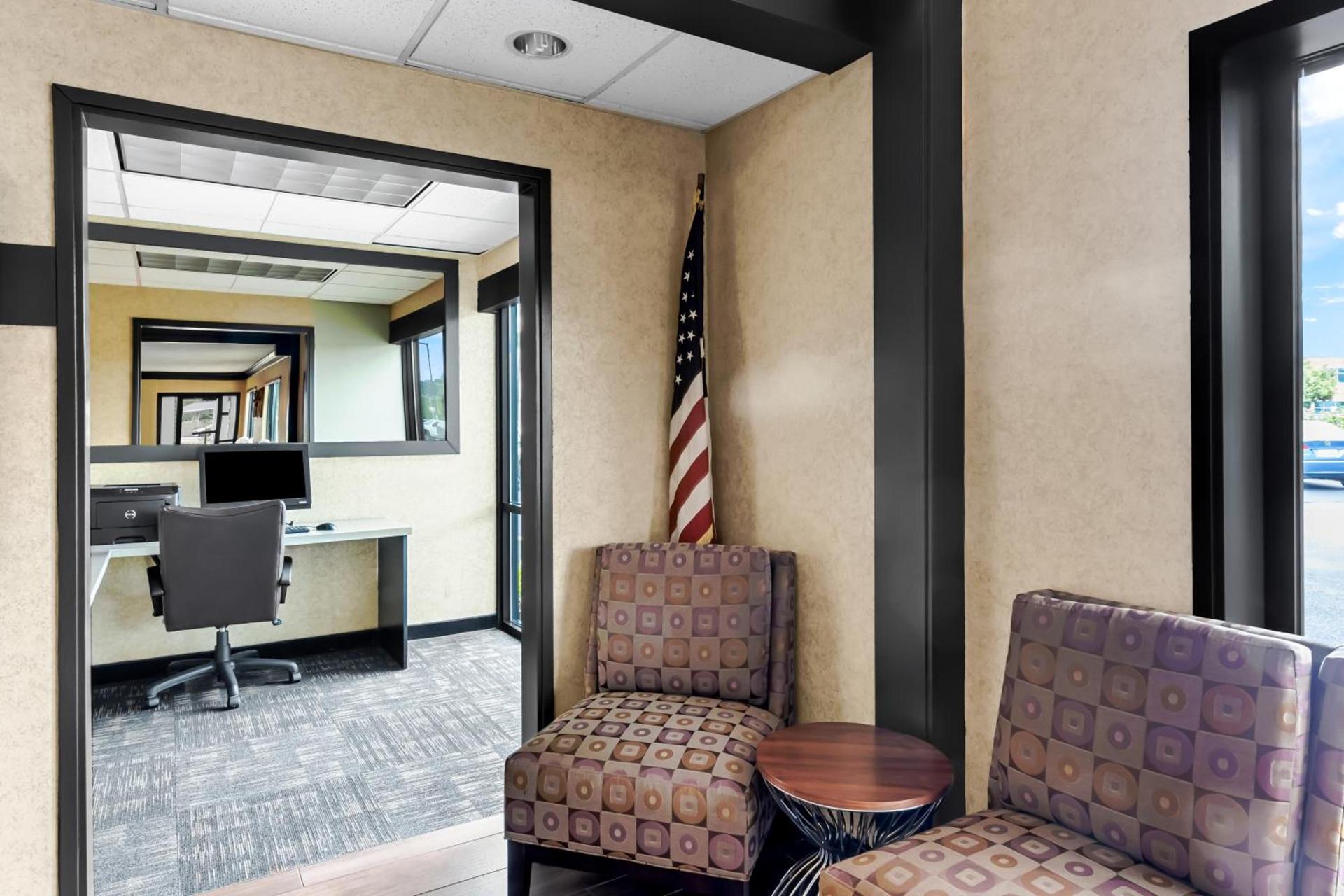 Red Lion Hotel Portland Airport photo 2
