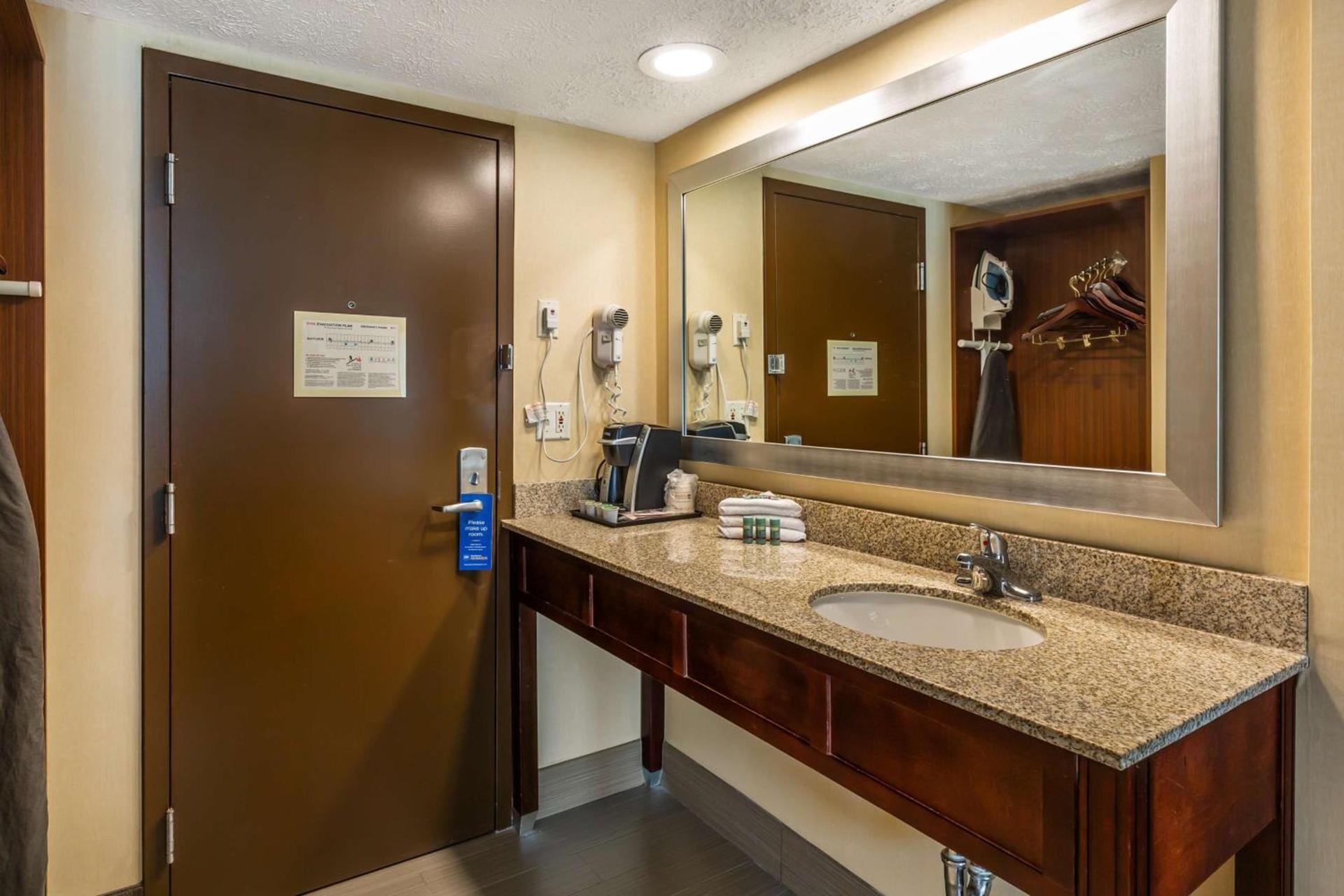 Best Western Braintree Inn photo 40