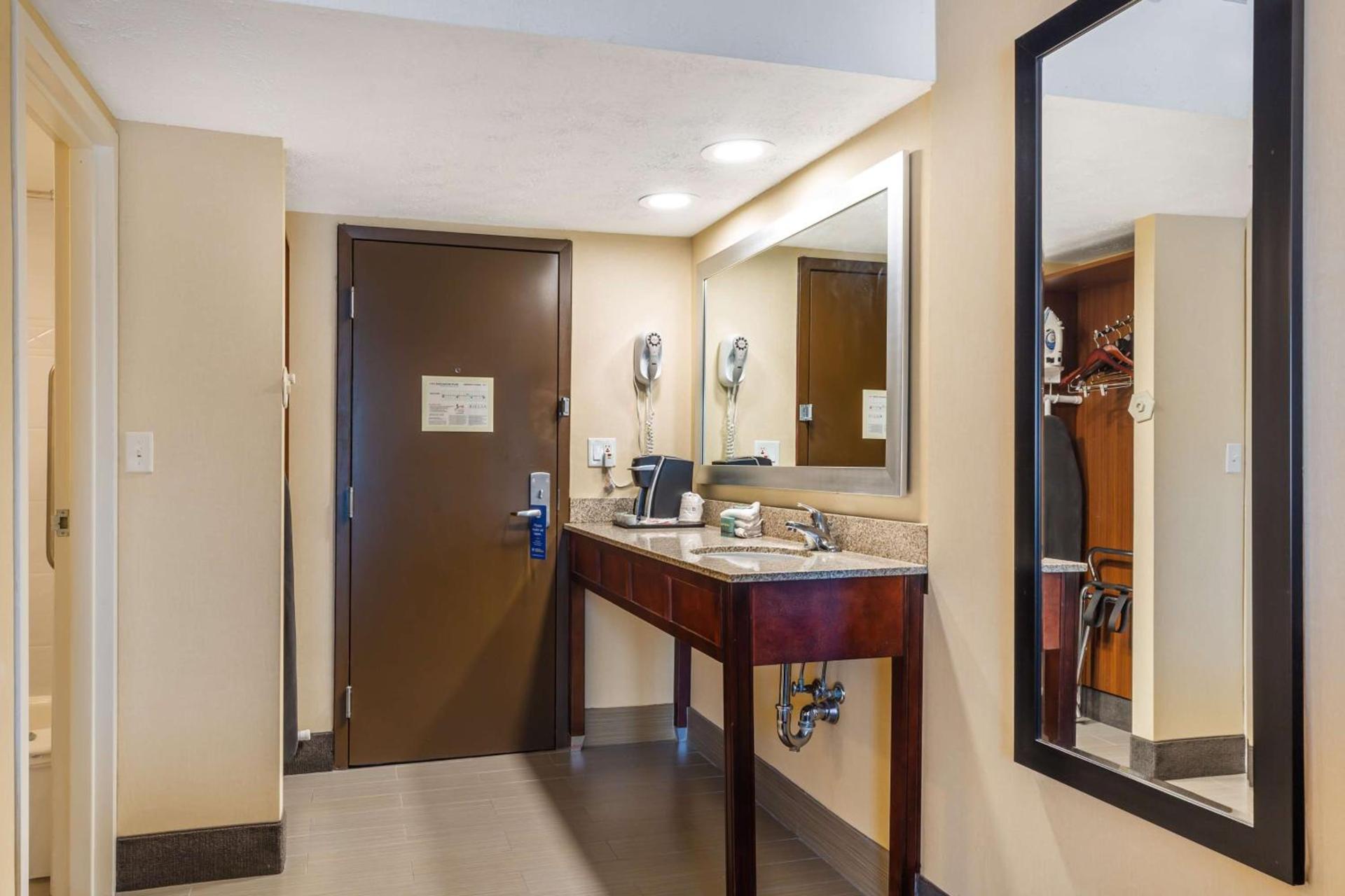 Best Western Braintree Inn photo 43