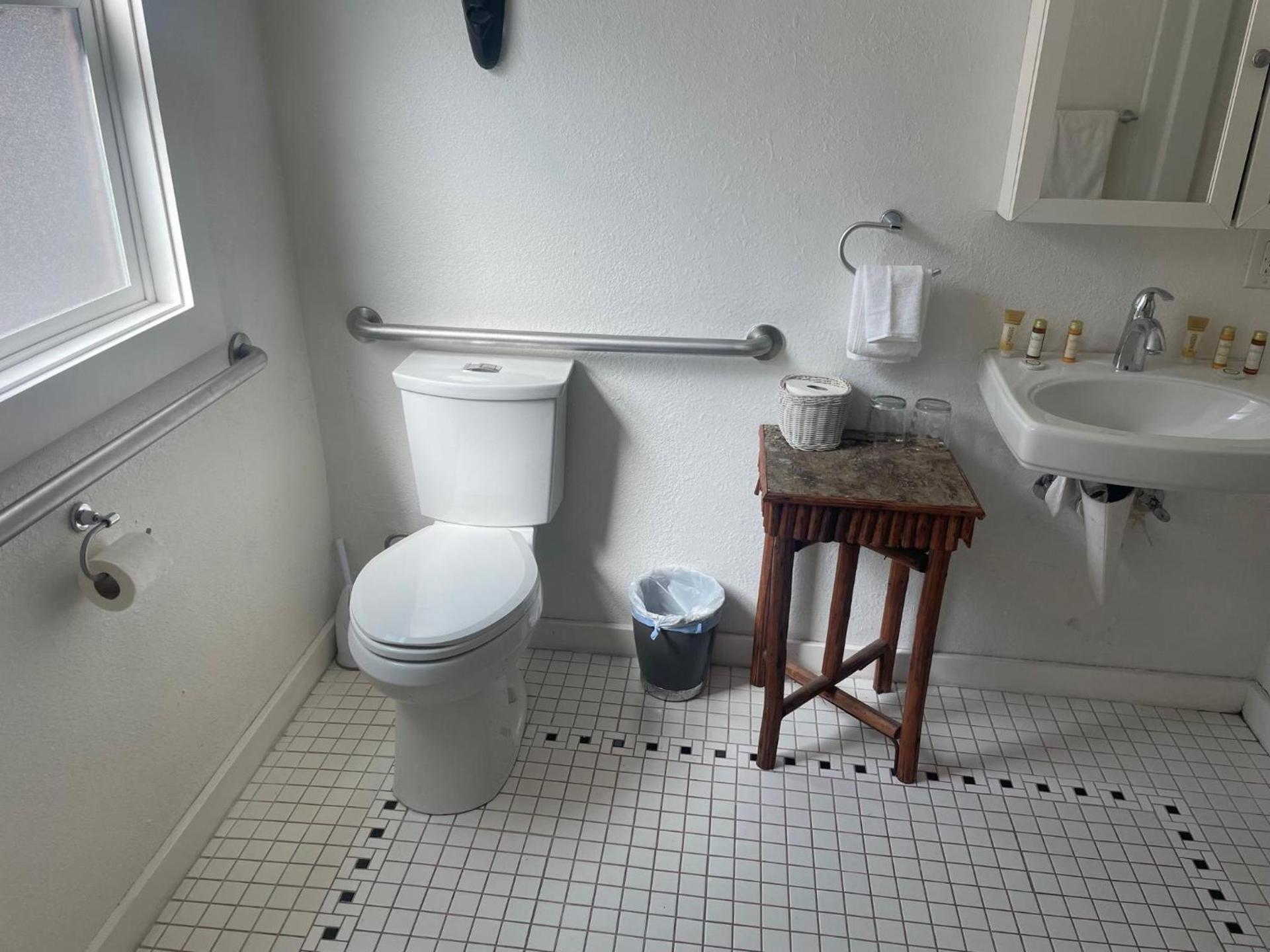 Guerneville Lodge photo 19