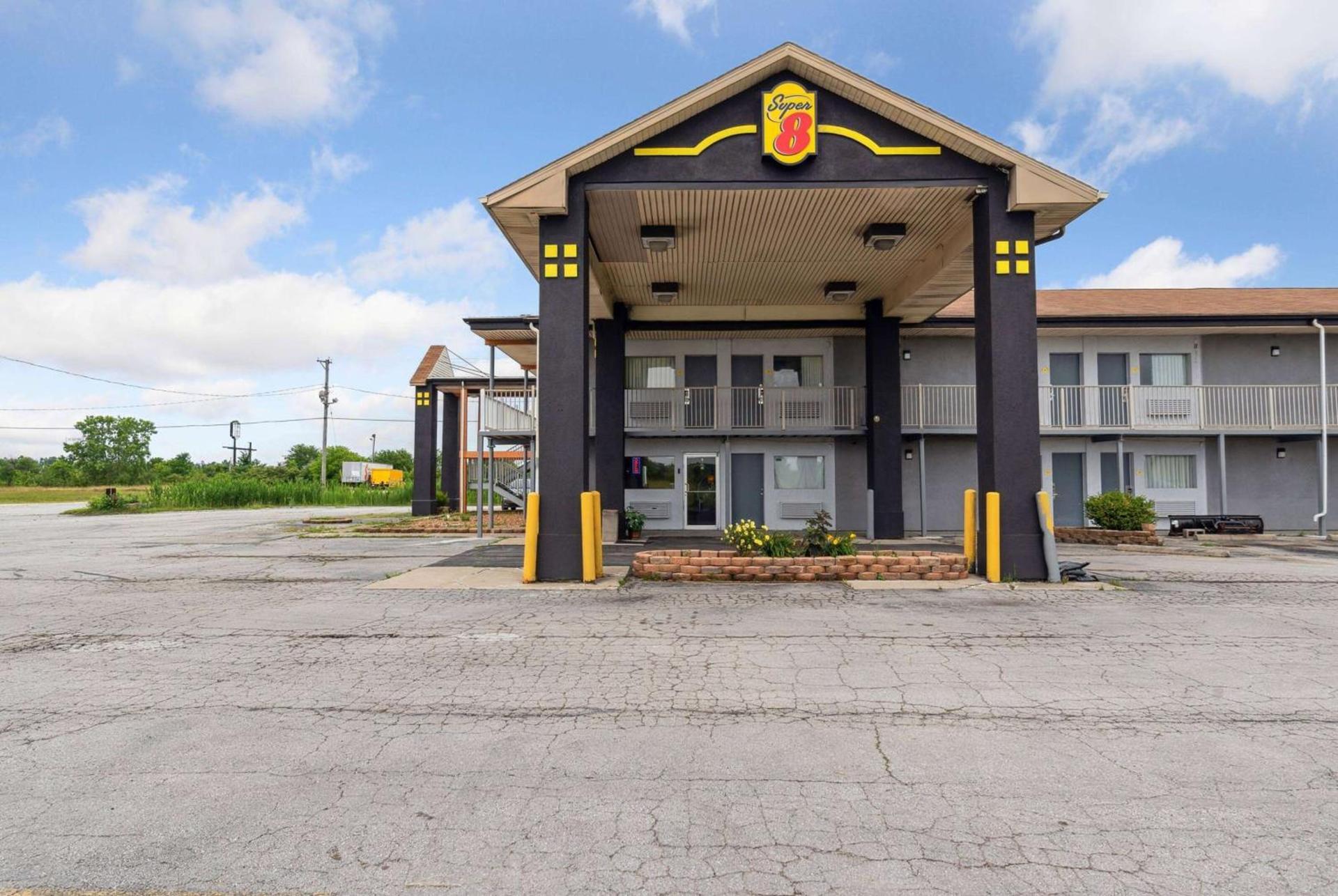 Super 8 by Wyndham Millbury/Toledo photo 1