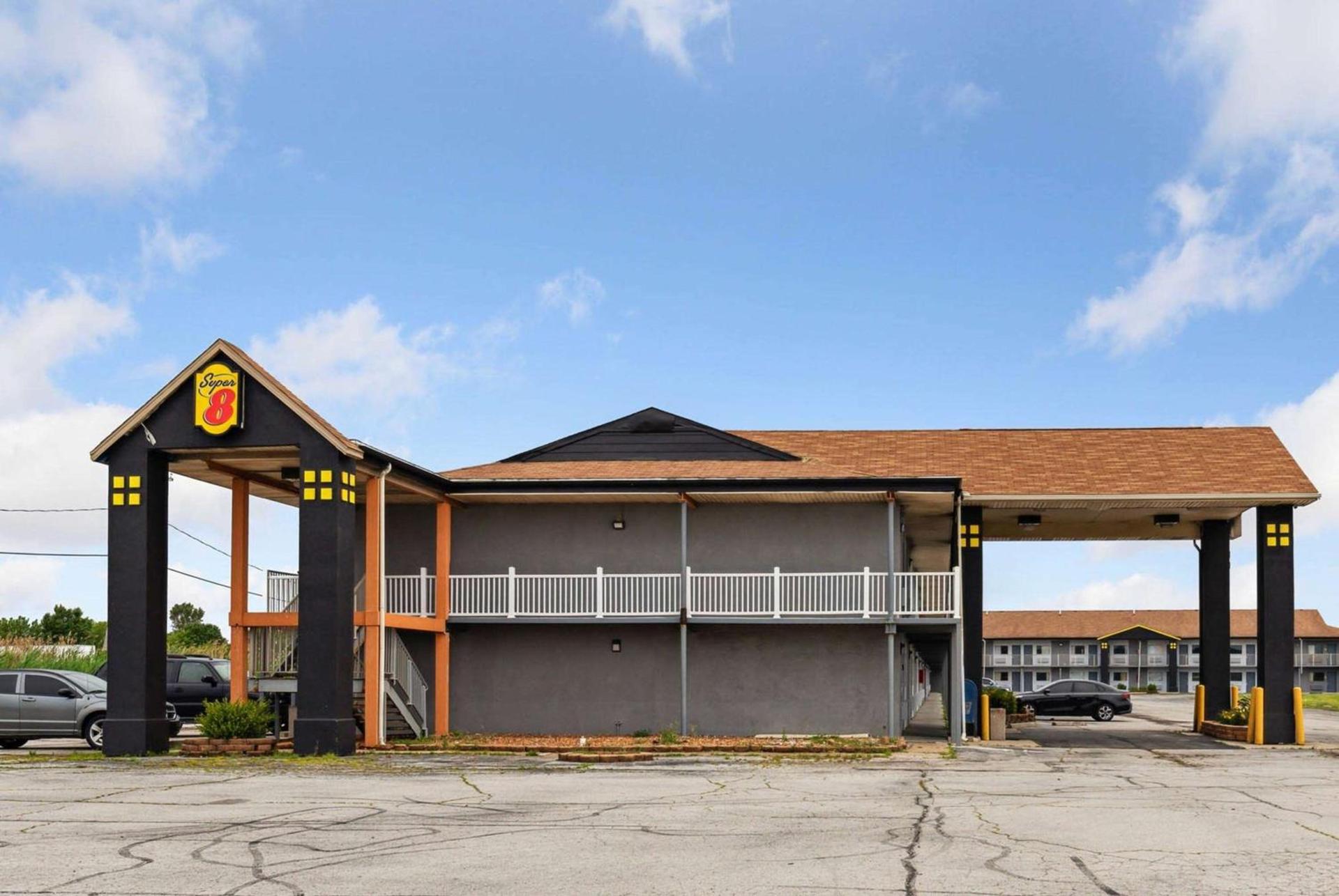 Super 8 by Wyndham Millbury/Toledo photo 44