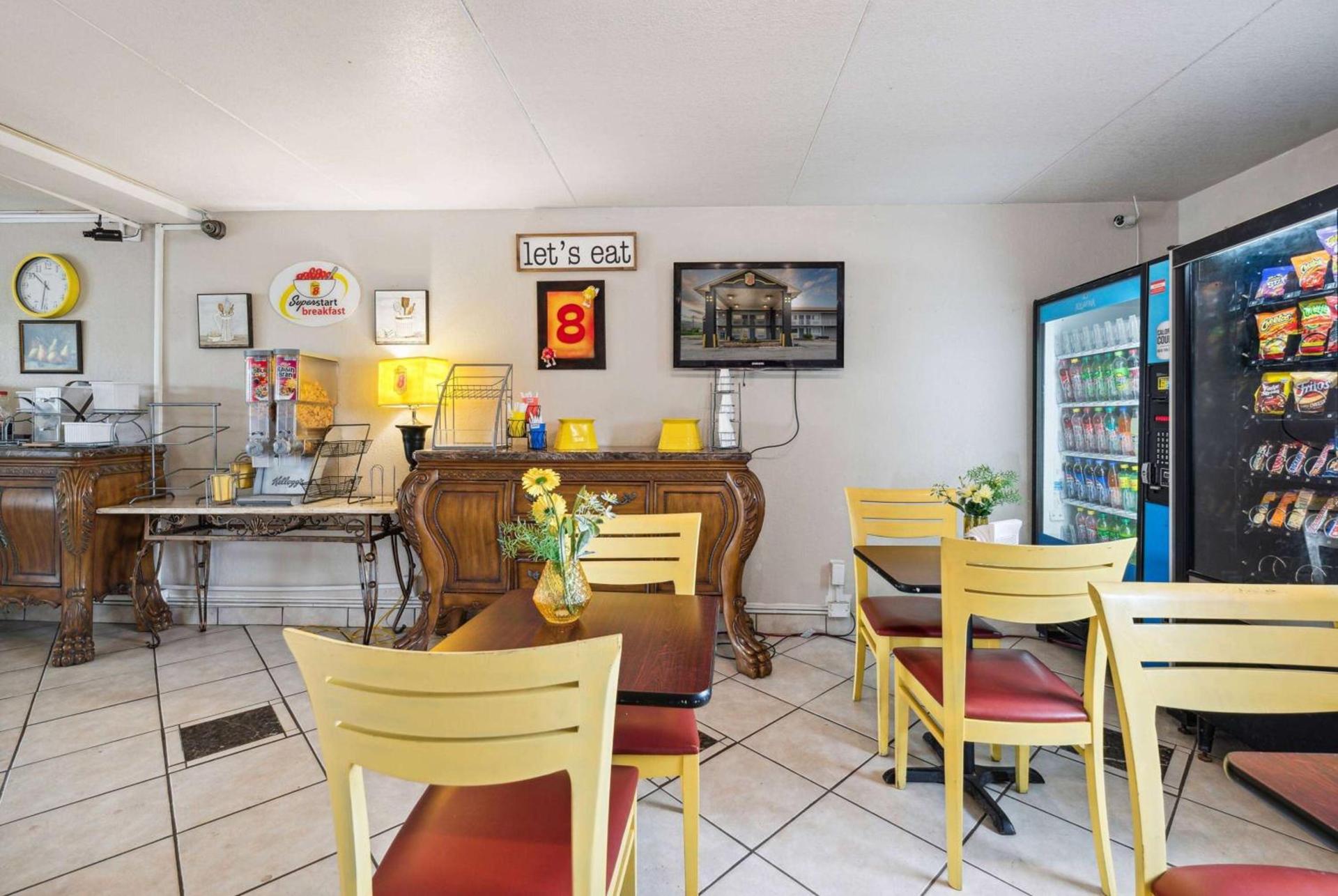 Super 8 by Wyndham Millbury/Toledo photo 56