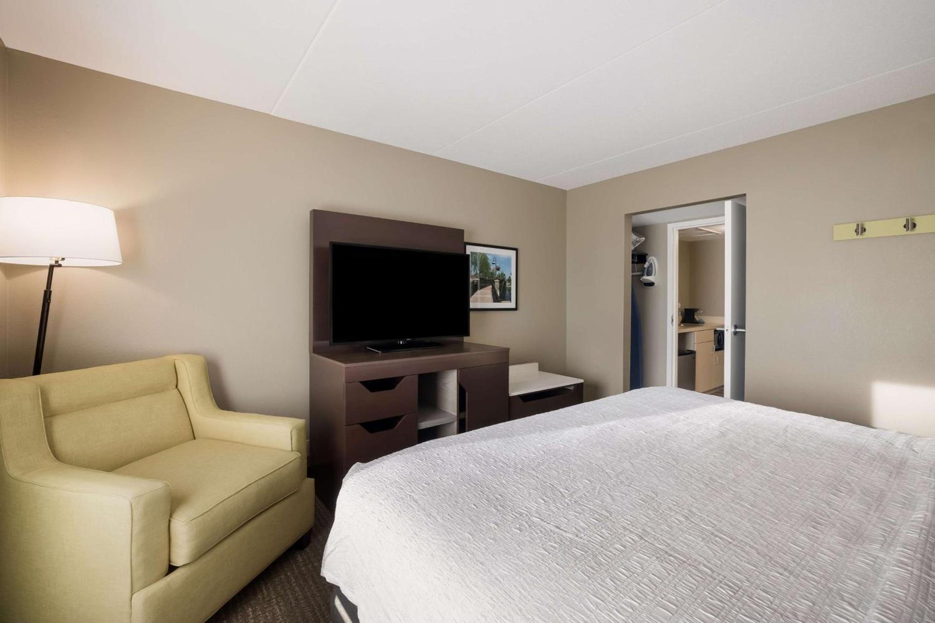 Hampton Inn McHenry photo 18