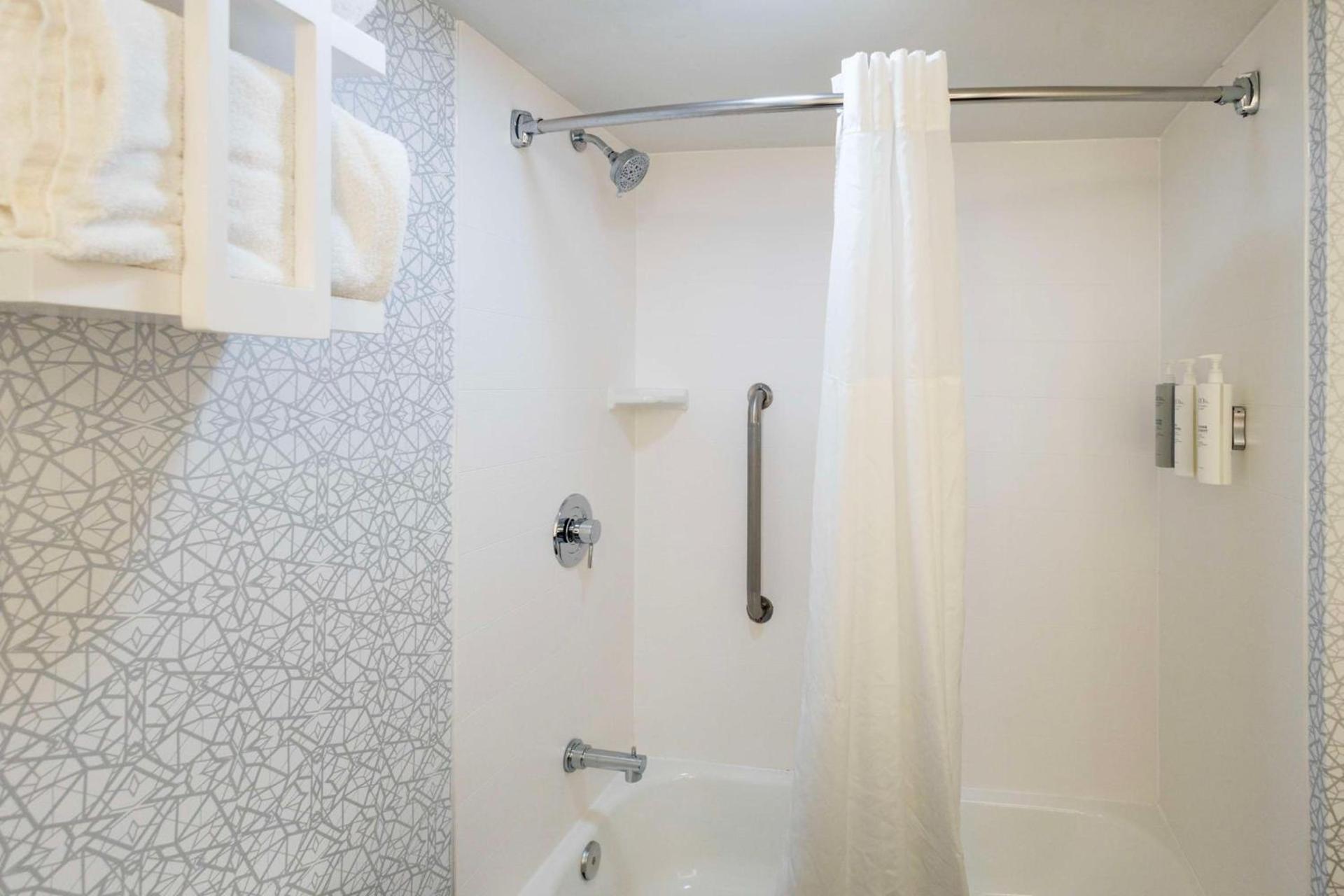 Hampton Inn Springfield photo 28