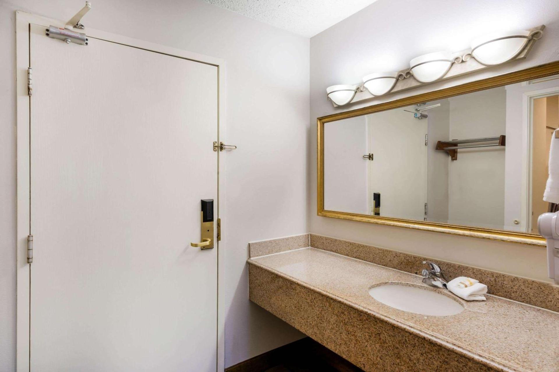 Baymont by Wyndham Meridian photo 25