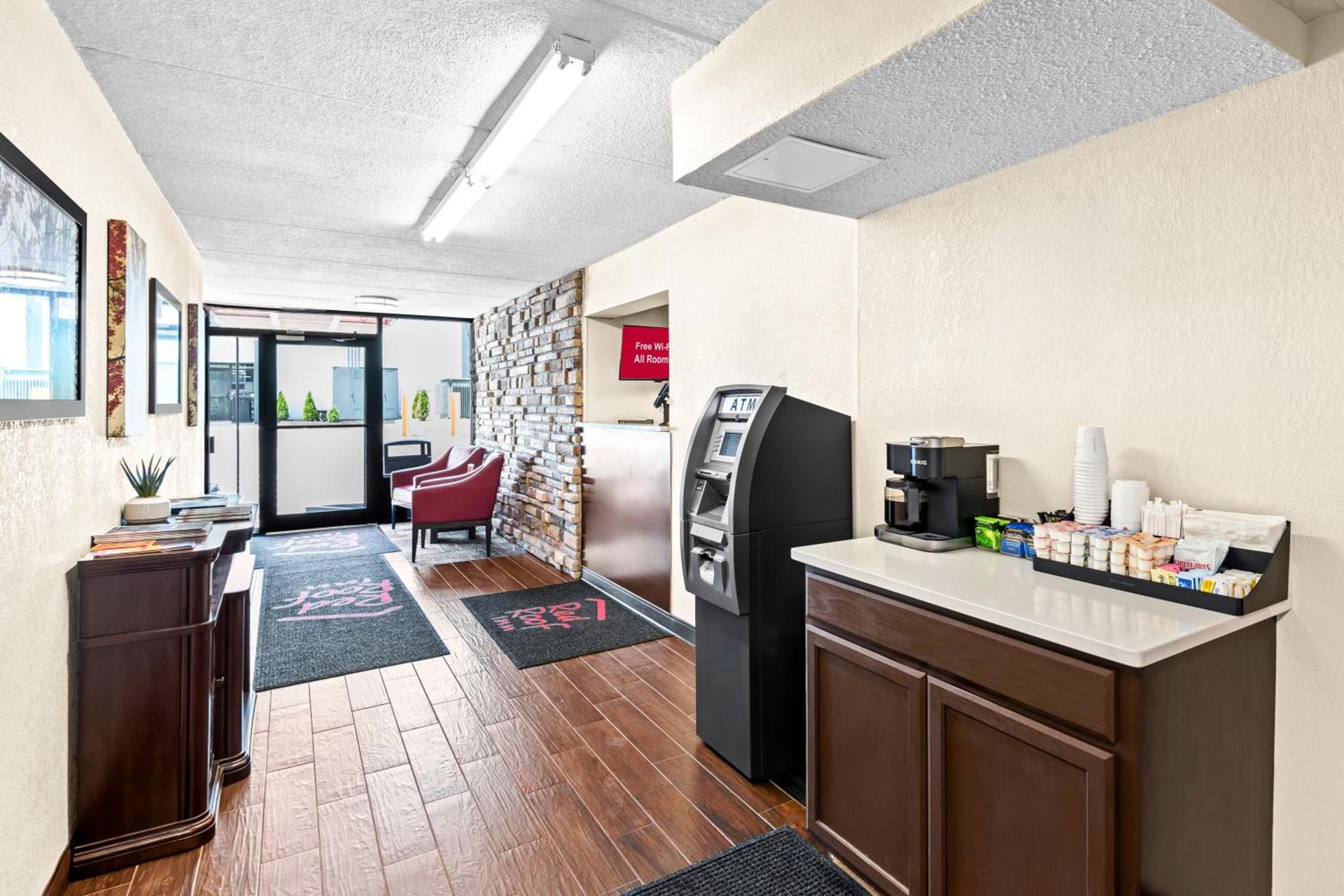Red Roof Inn Cortland photo 7