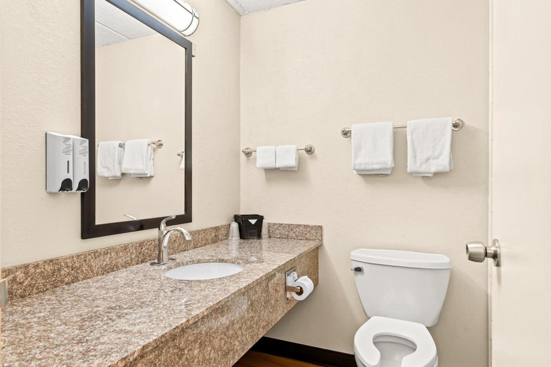 Red Roof Inn Cortland photo 18