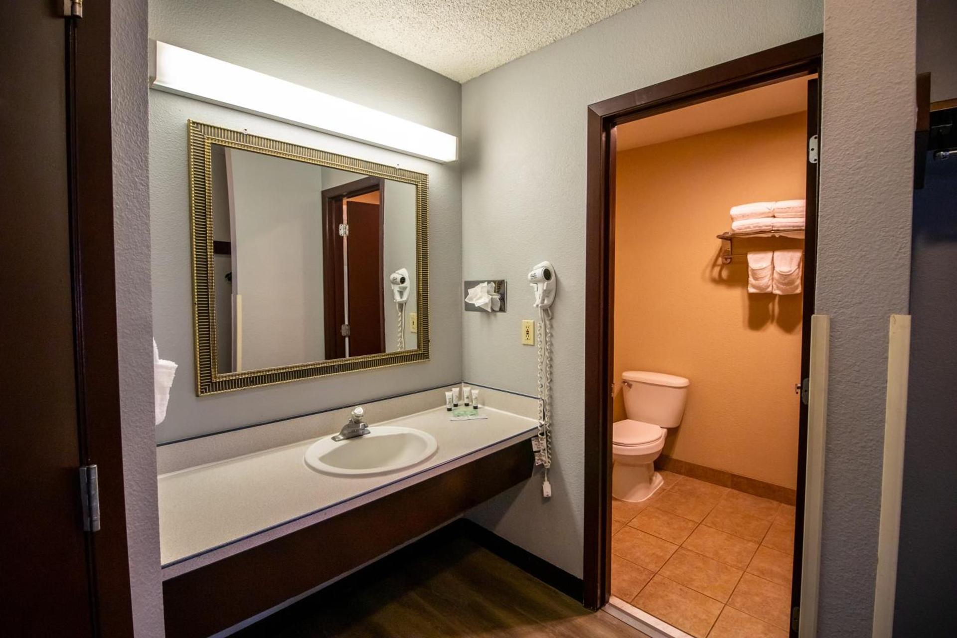 Red Lion Inn & Suites Vancouver photo 50