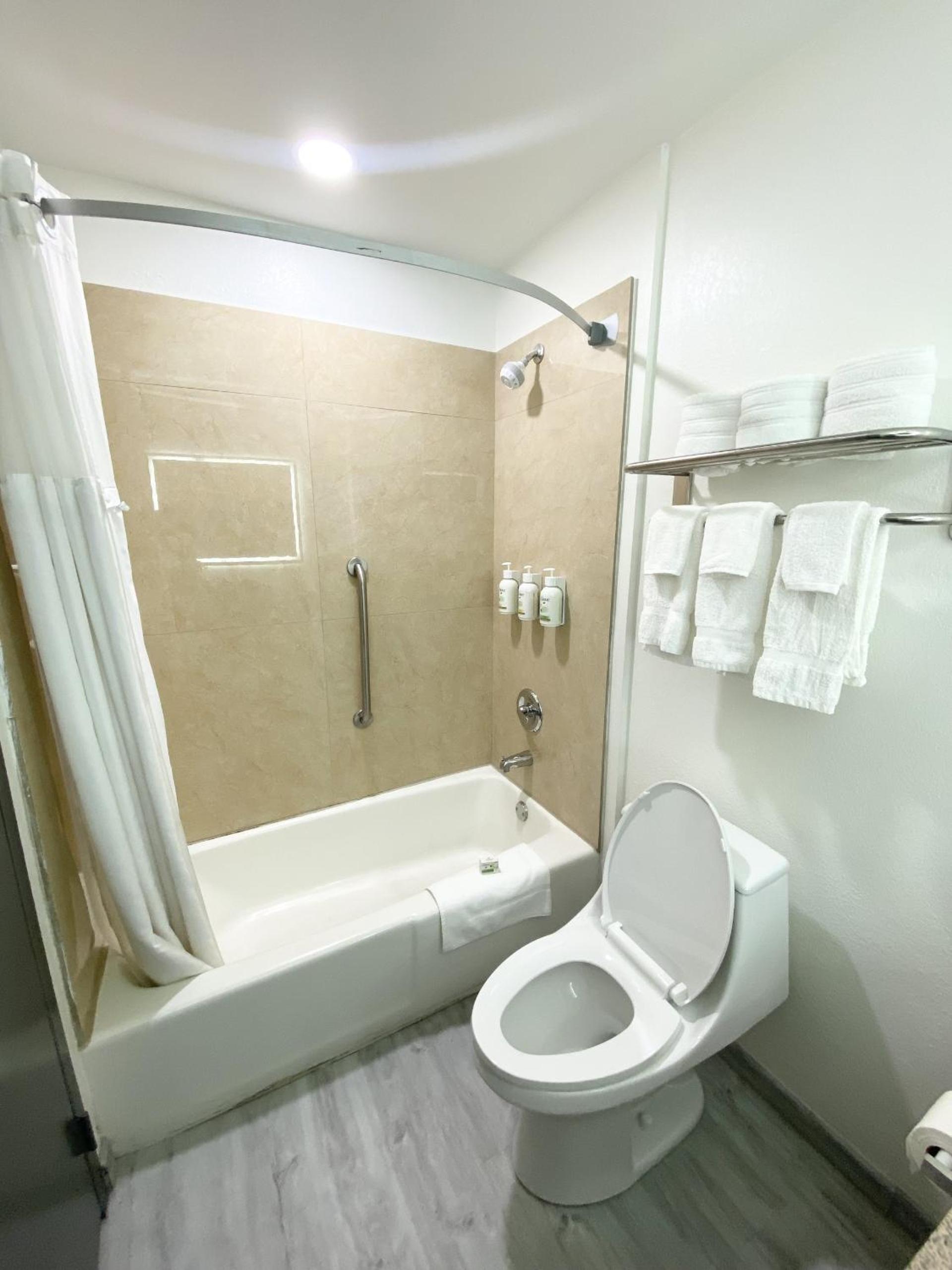 Ramada by Wyndham Tuscaloosa photo 63