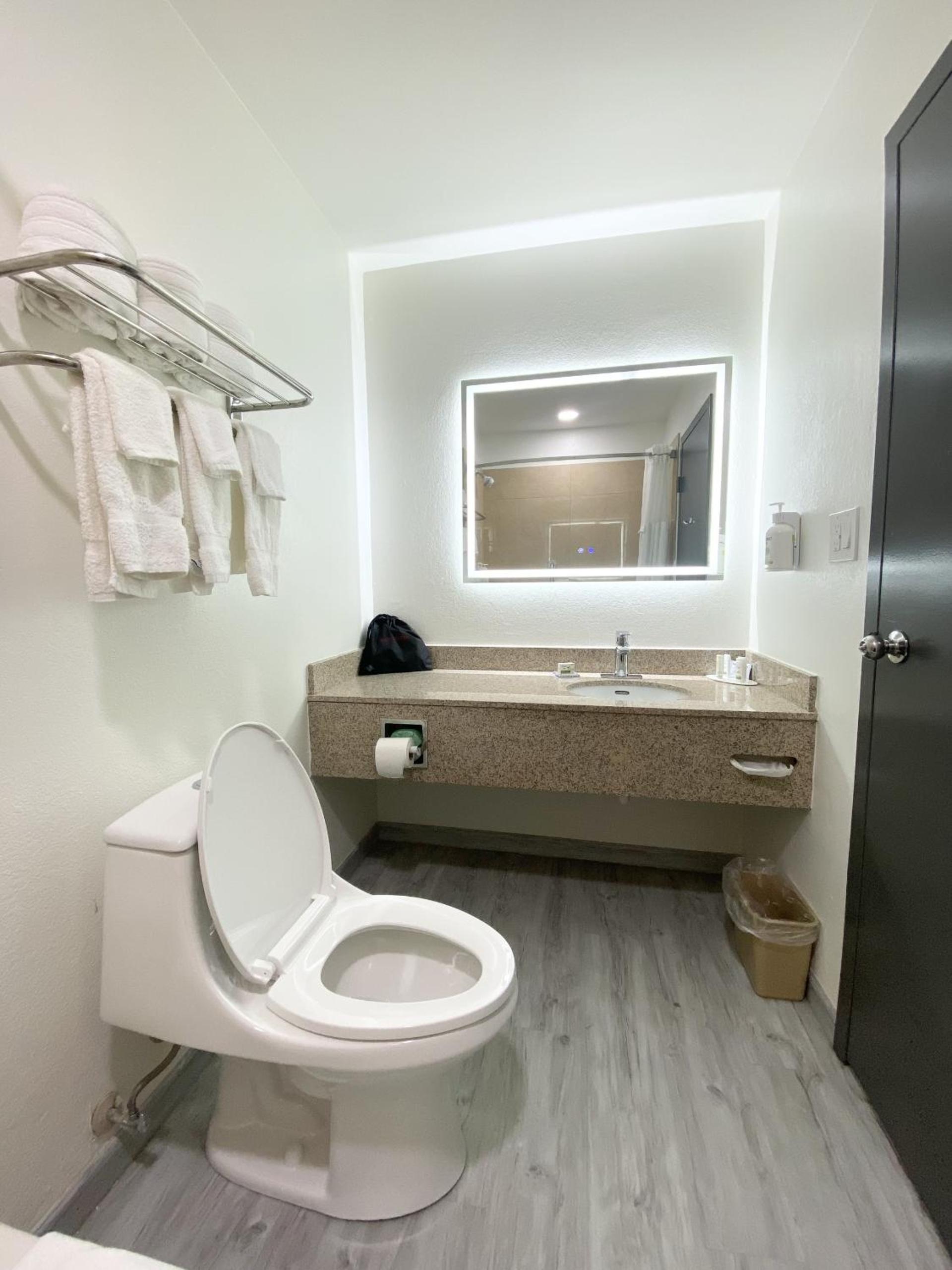 Ramada by Wyndham Tuscaloosa photo 64