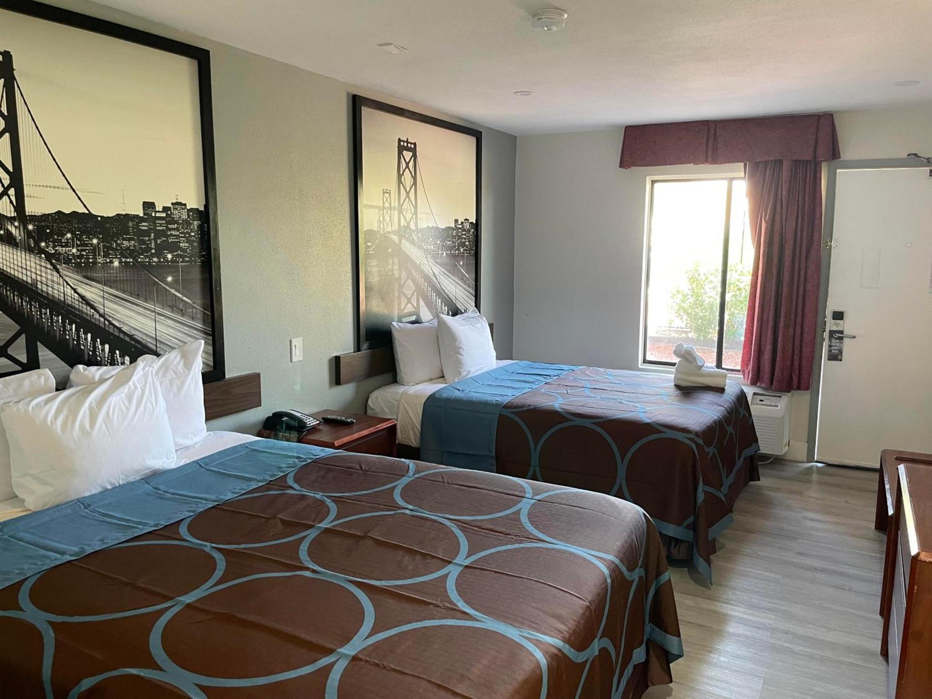 Super 8 by Wyndham Barstow photo 2