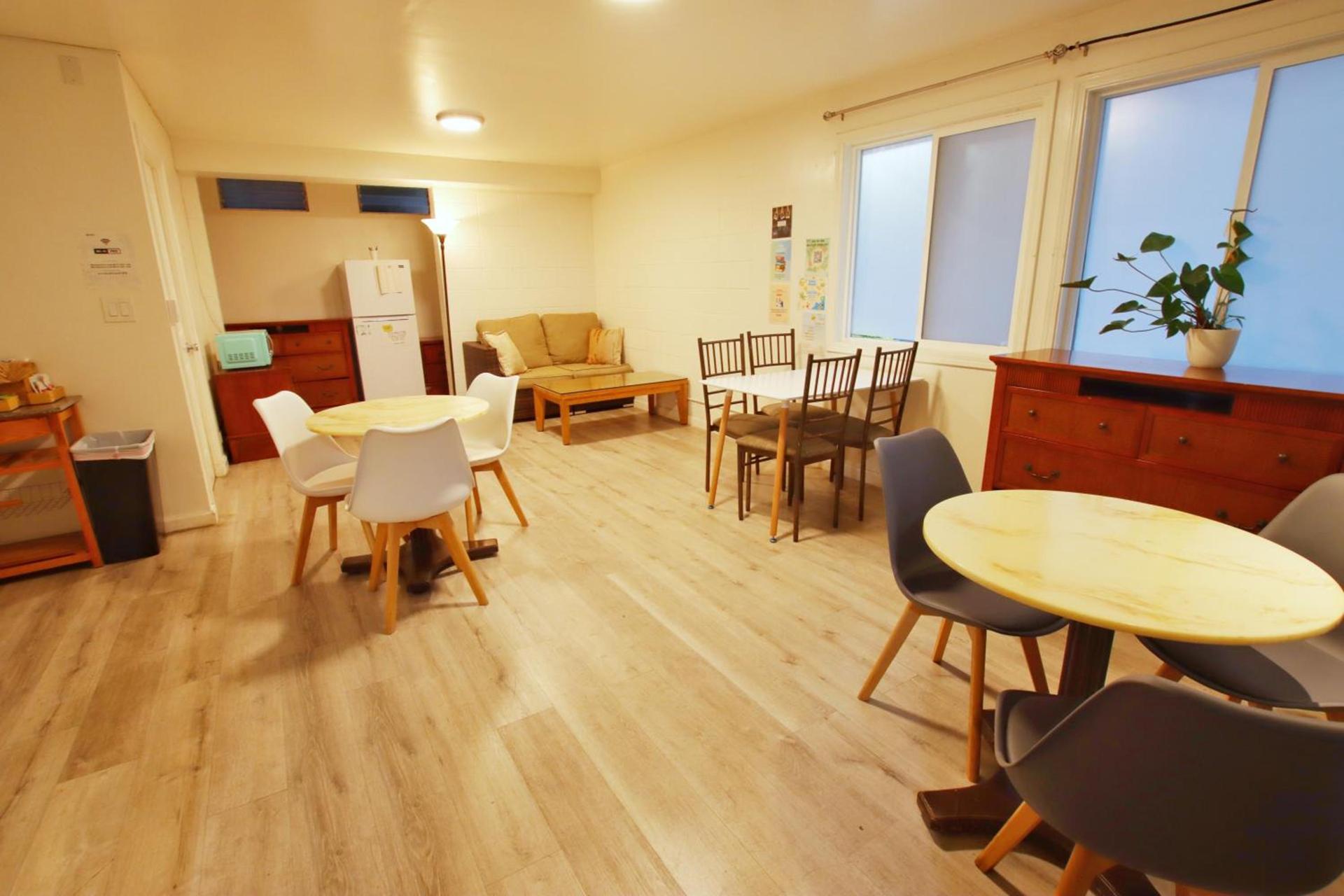 Waikiki Beachside Hostel photo 5