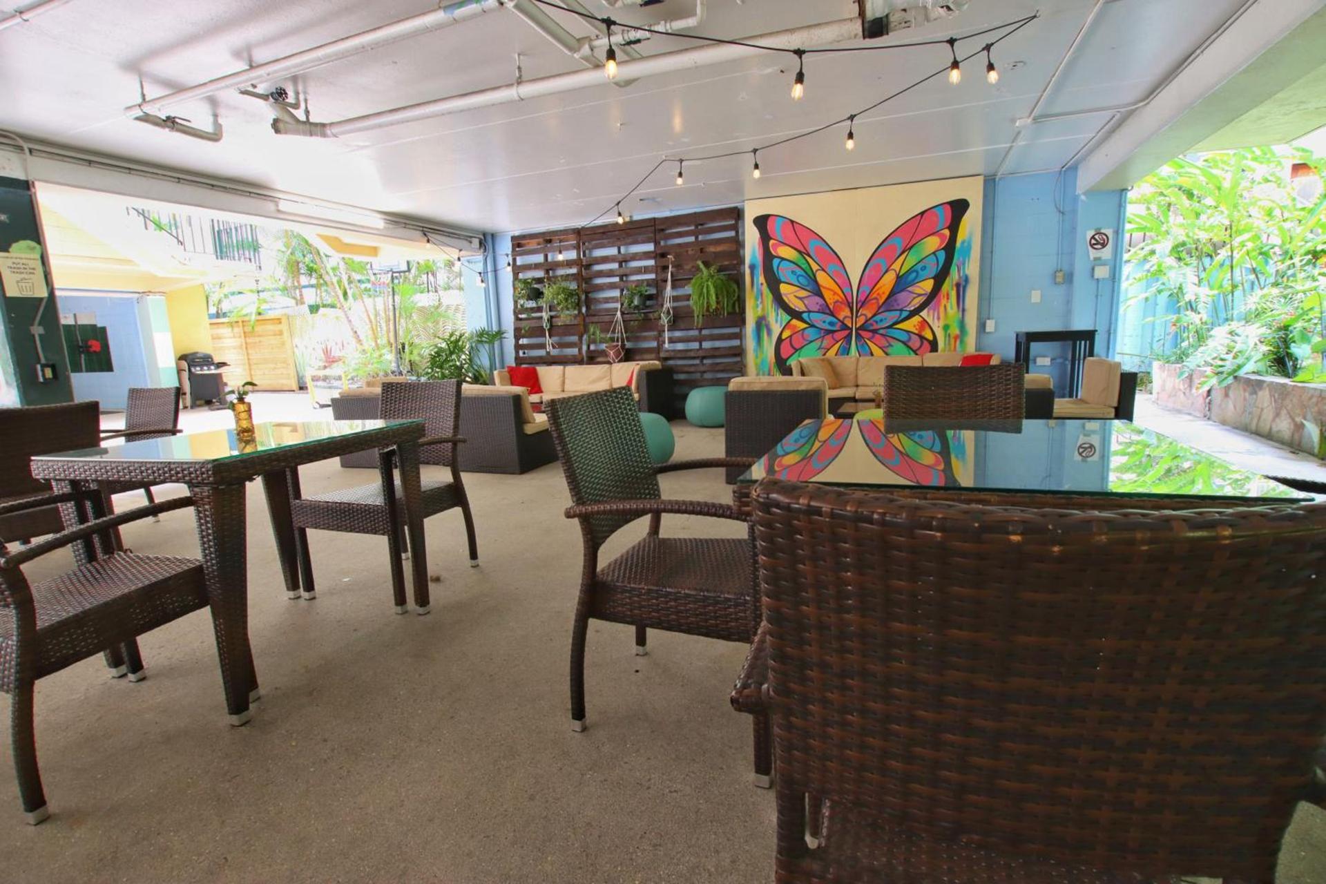 Waikiki Beachside Hostel photo 41