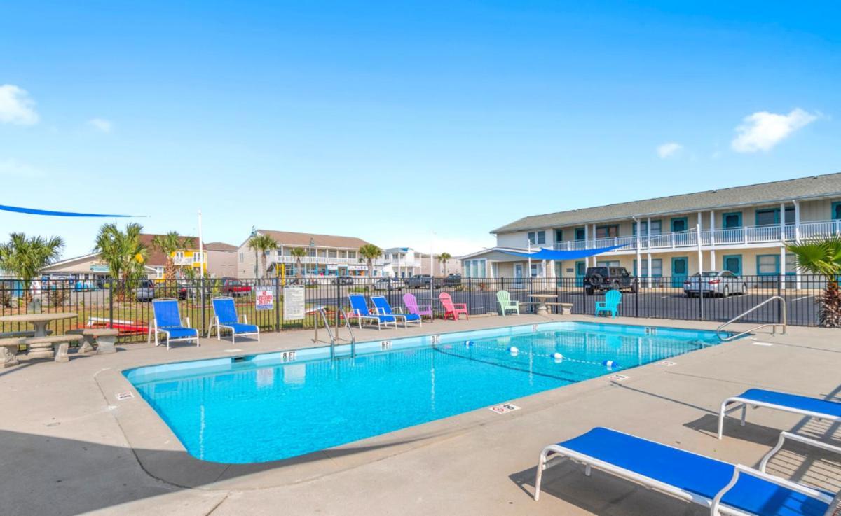 ON ISLAND Ocean View Beachy Studio in Campy 1970s Converted Motel photo 2