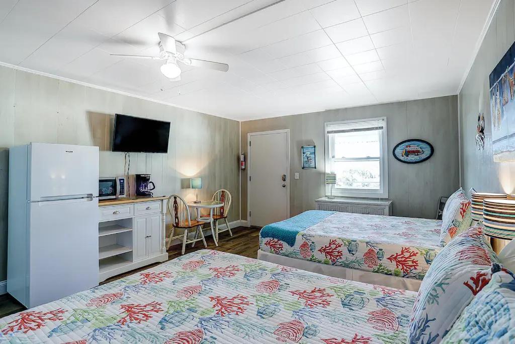 ON ISLAND Ocean View Beachy Studio in Campy 1970s Converted Motel photo 13