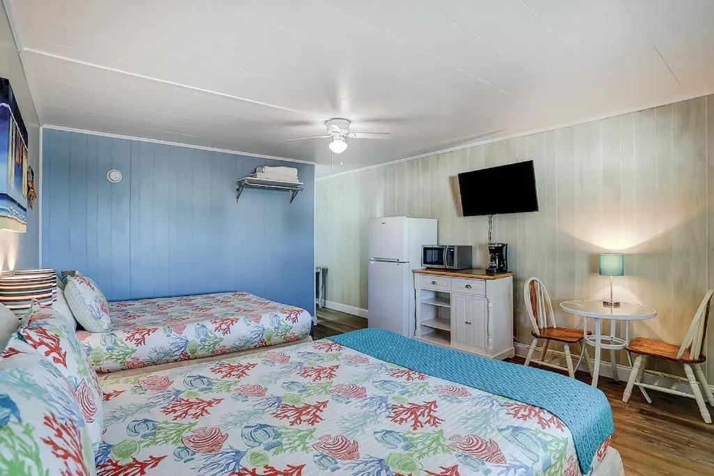 ON ISLAND Ocean View Beachy Studio in Campy 1970s Converted Motel photo 19