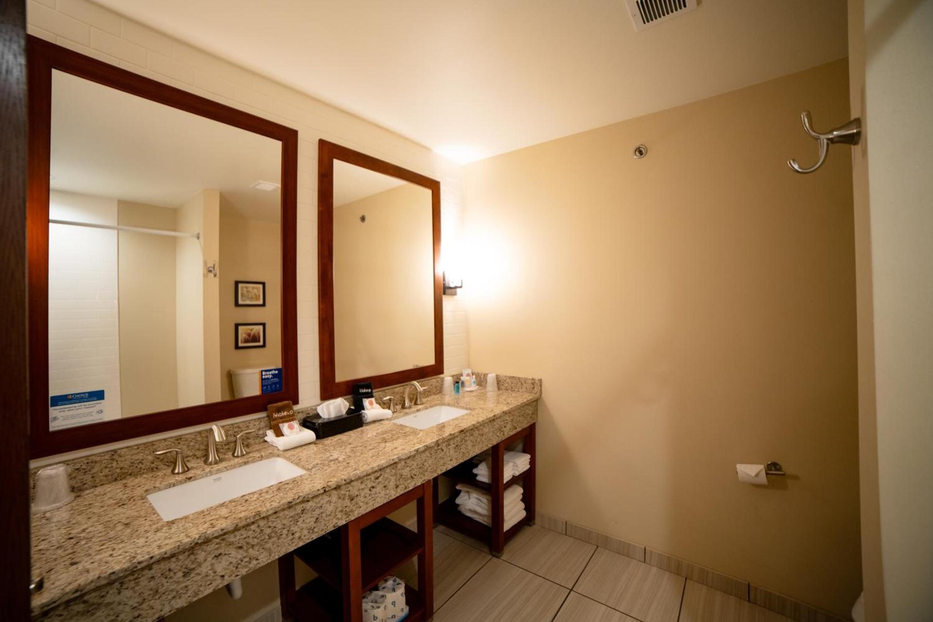 Comfort Suites University Brookings photo 53