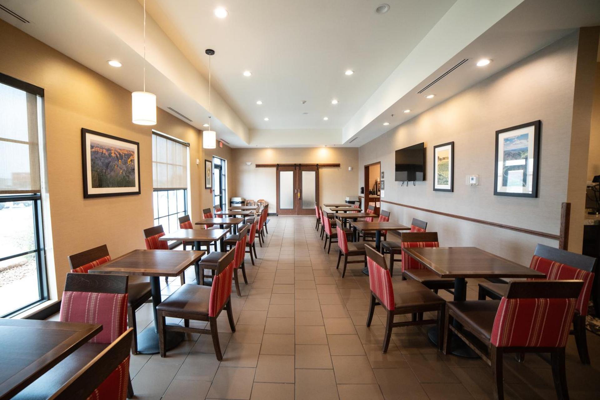Comfort Suites University Brookings photo 74
