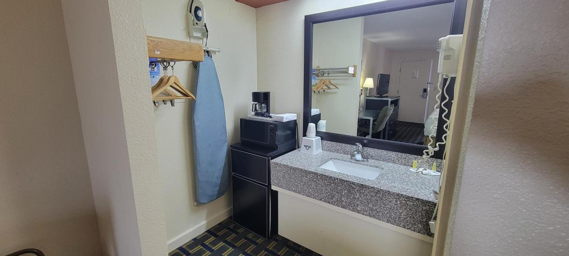 Days Inn by Wyndham Salem photo 20