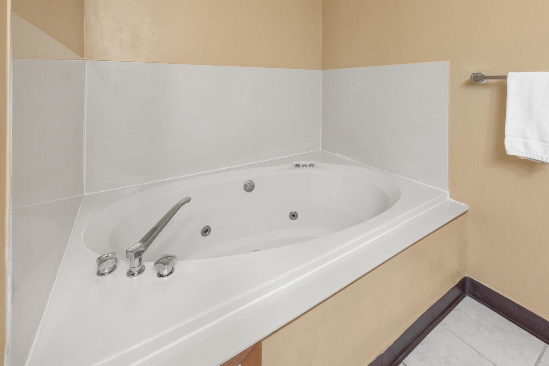 Days Inn by Wyndham Wauseon photo 41