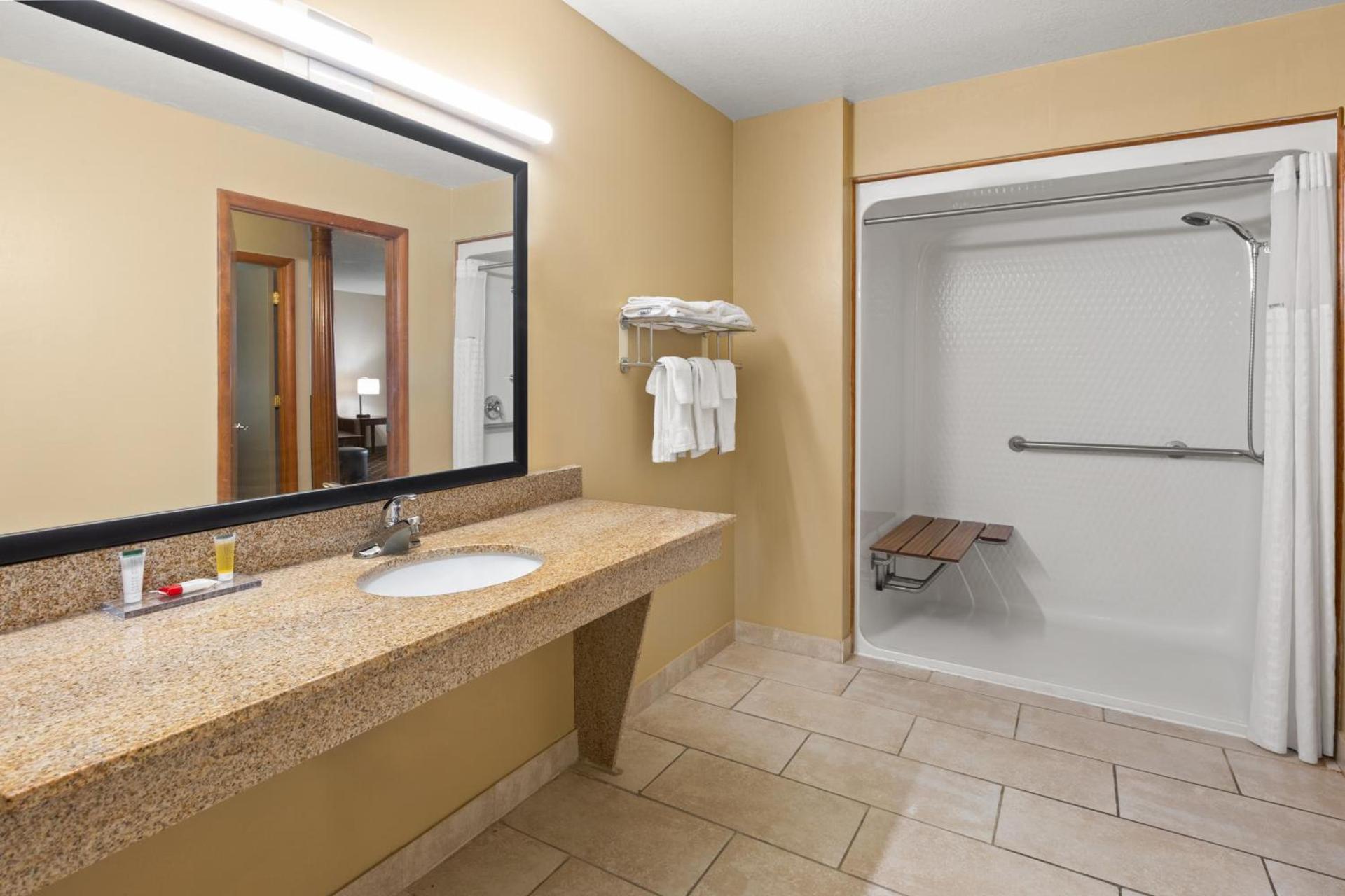 Days Inn by Wyndham Wauseon photo 42