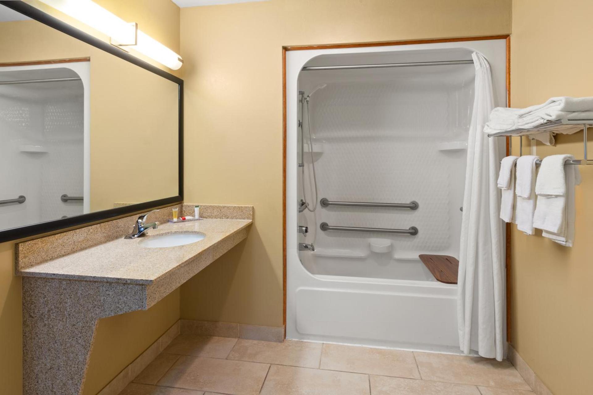 Days Inn by Wyndham Wauseon photo 44