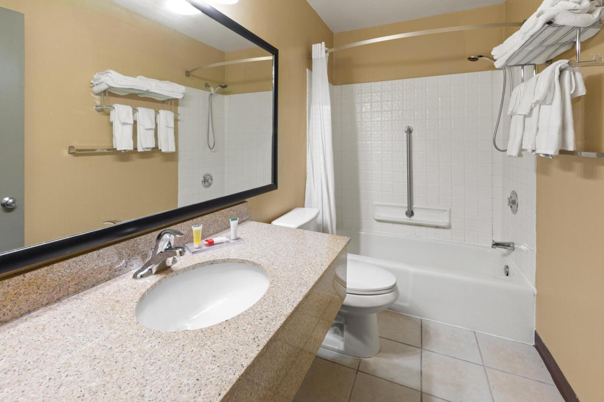 Days Inn by Wyndham Wauseon photo 52