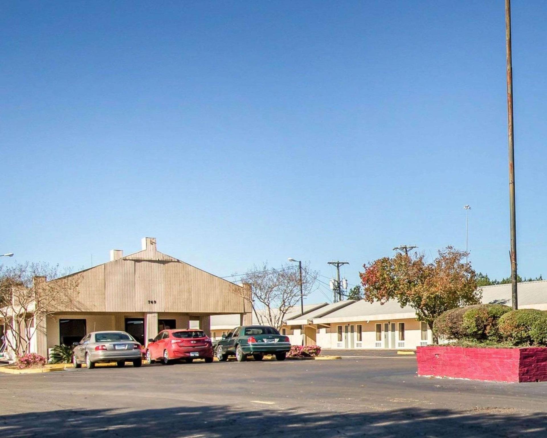Rodeway Inn & Suites Brookhaven photo 3