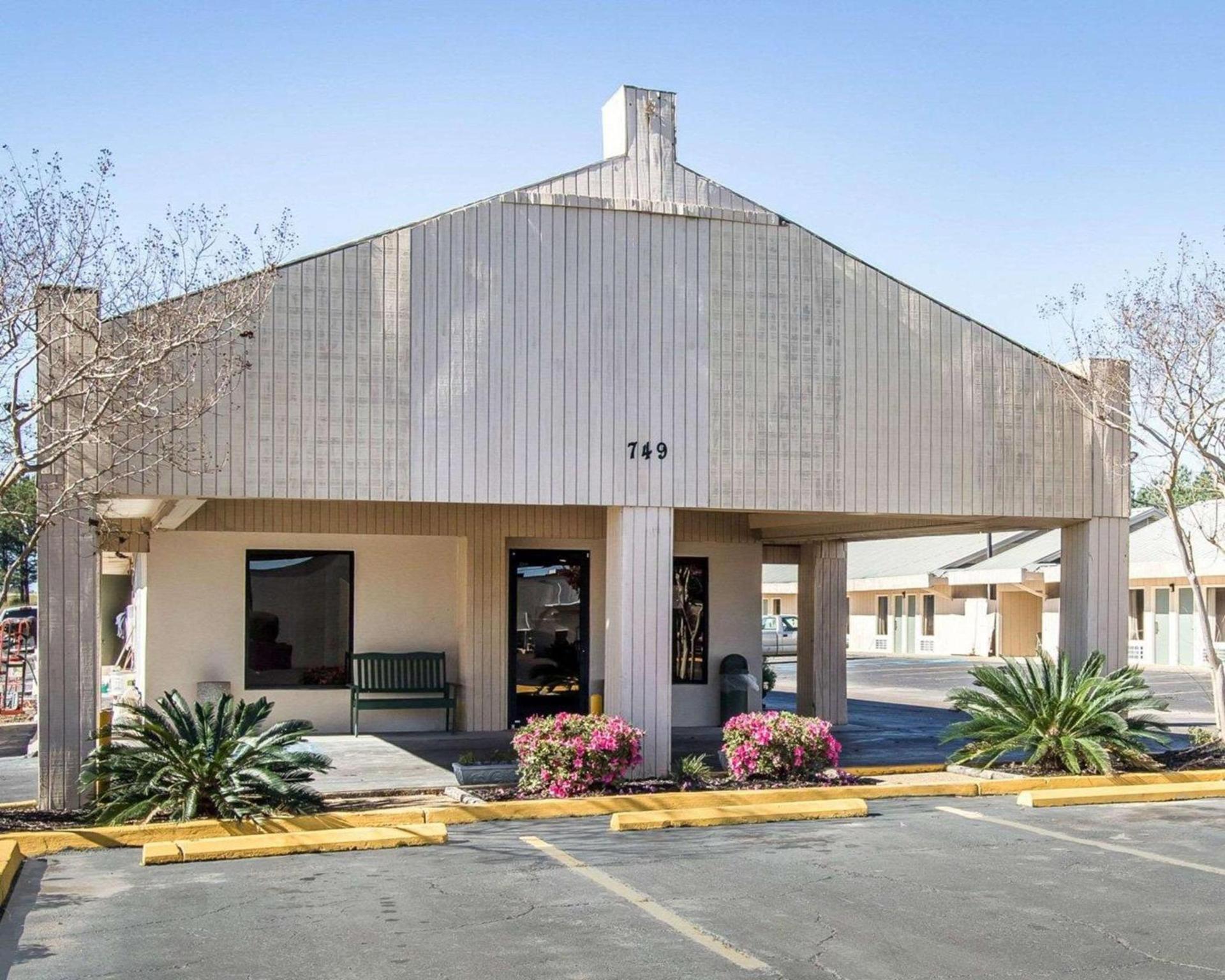 Rodeway Inn & Suites Brookhaven photo 4